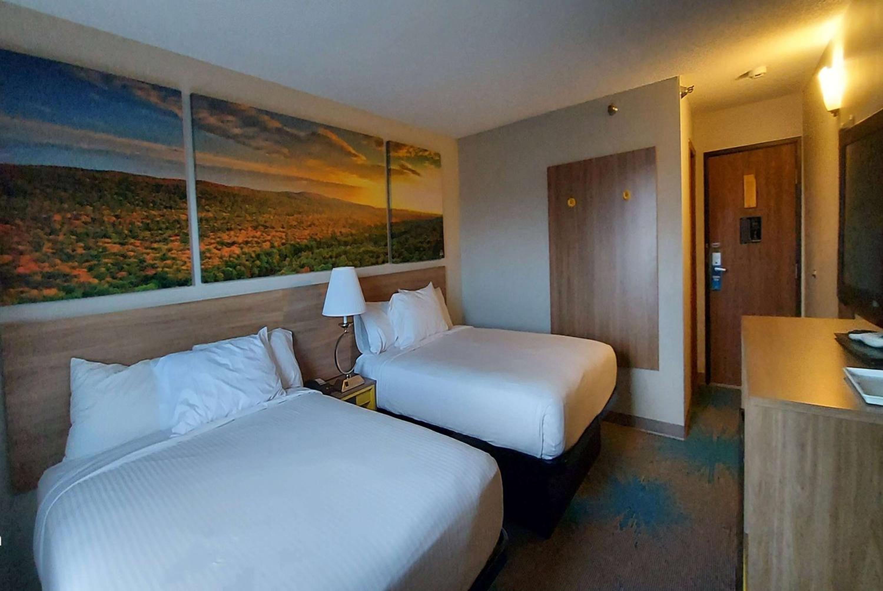 Queen Room with Two Queen Beds - Non-Smoking - Photo 1