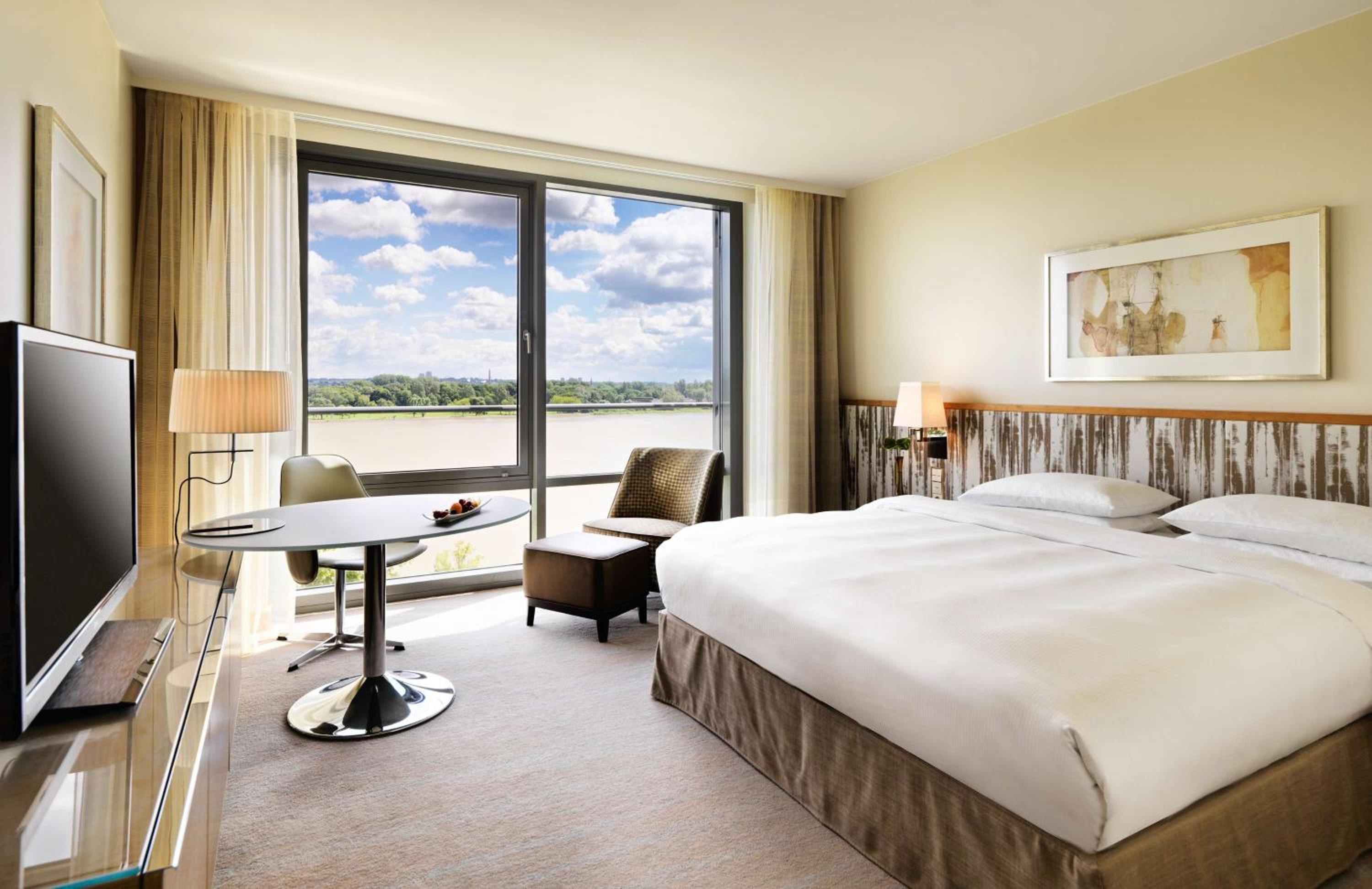King Room with River View - Club Access