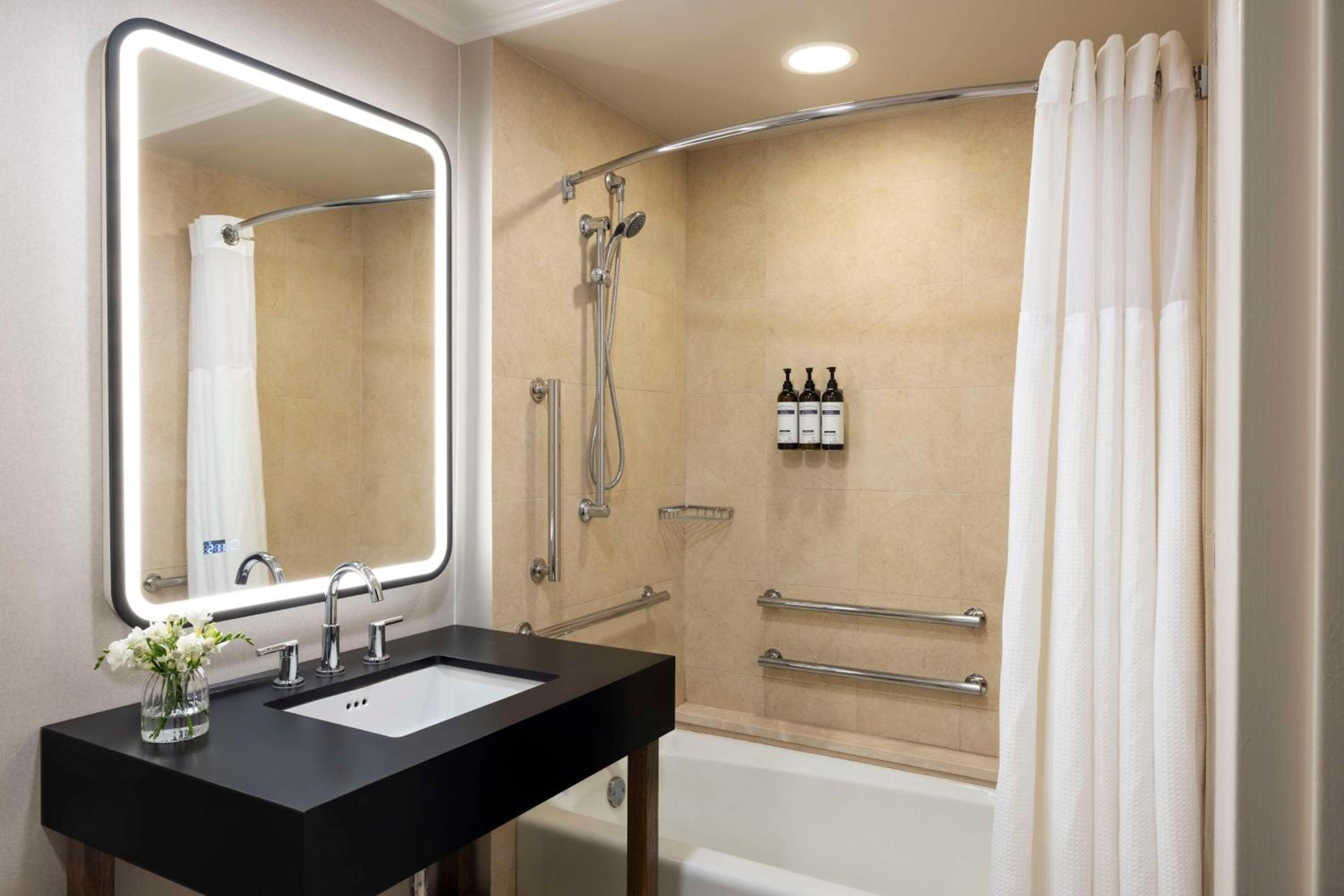 Double Room with Two Double Beds and Bath Tub - Mobility Accessible - Photo 2