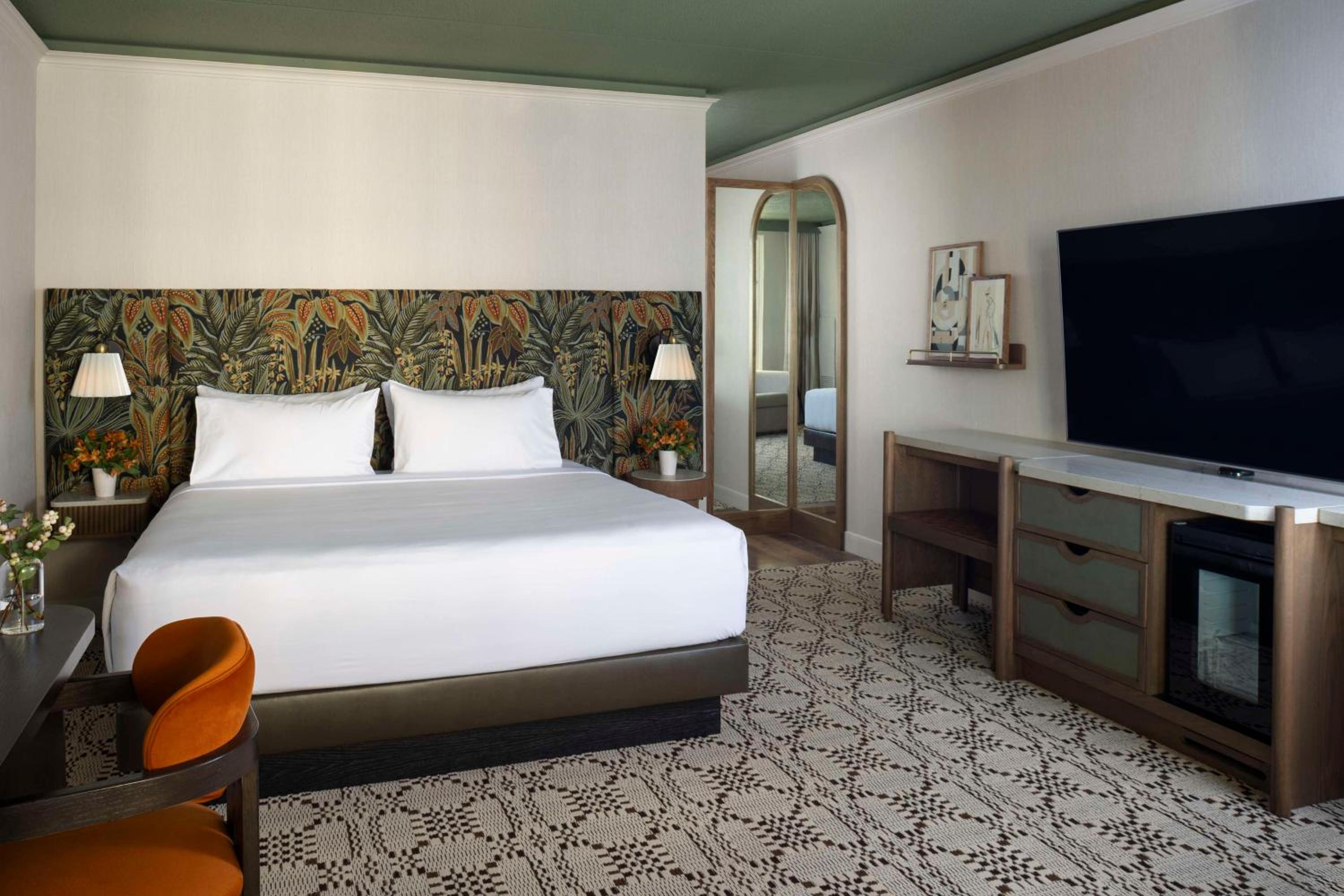 King Room with Atrium View - Photo 4