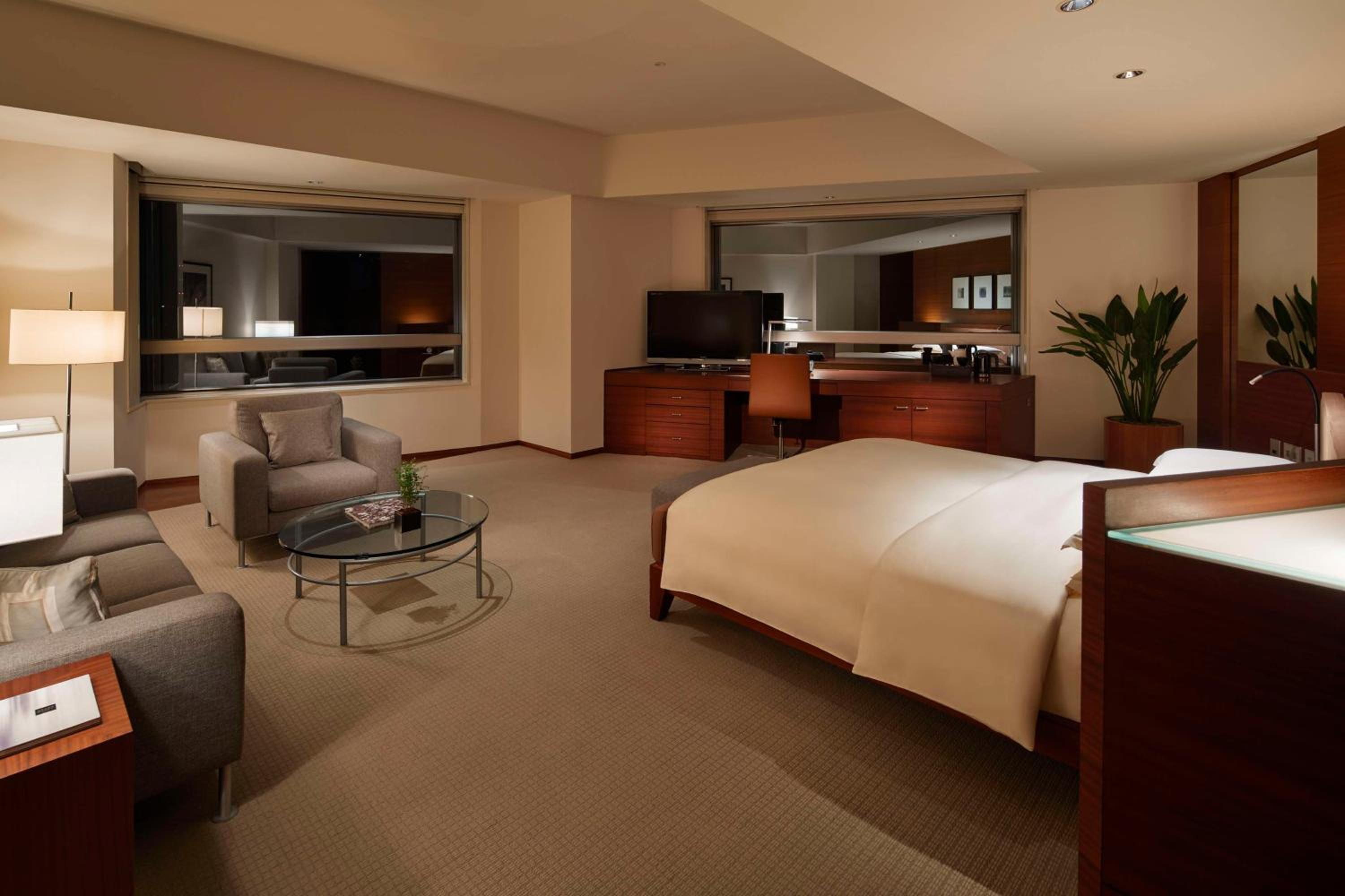 Premium King Room - Club Access - Photo 1