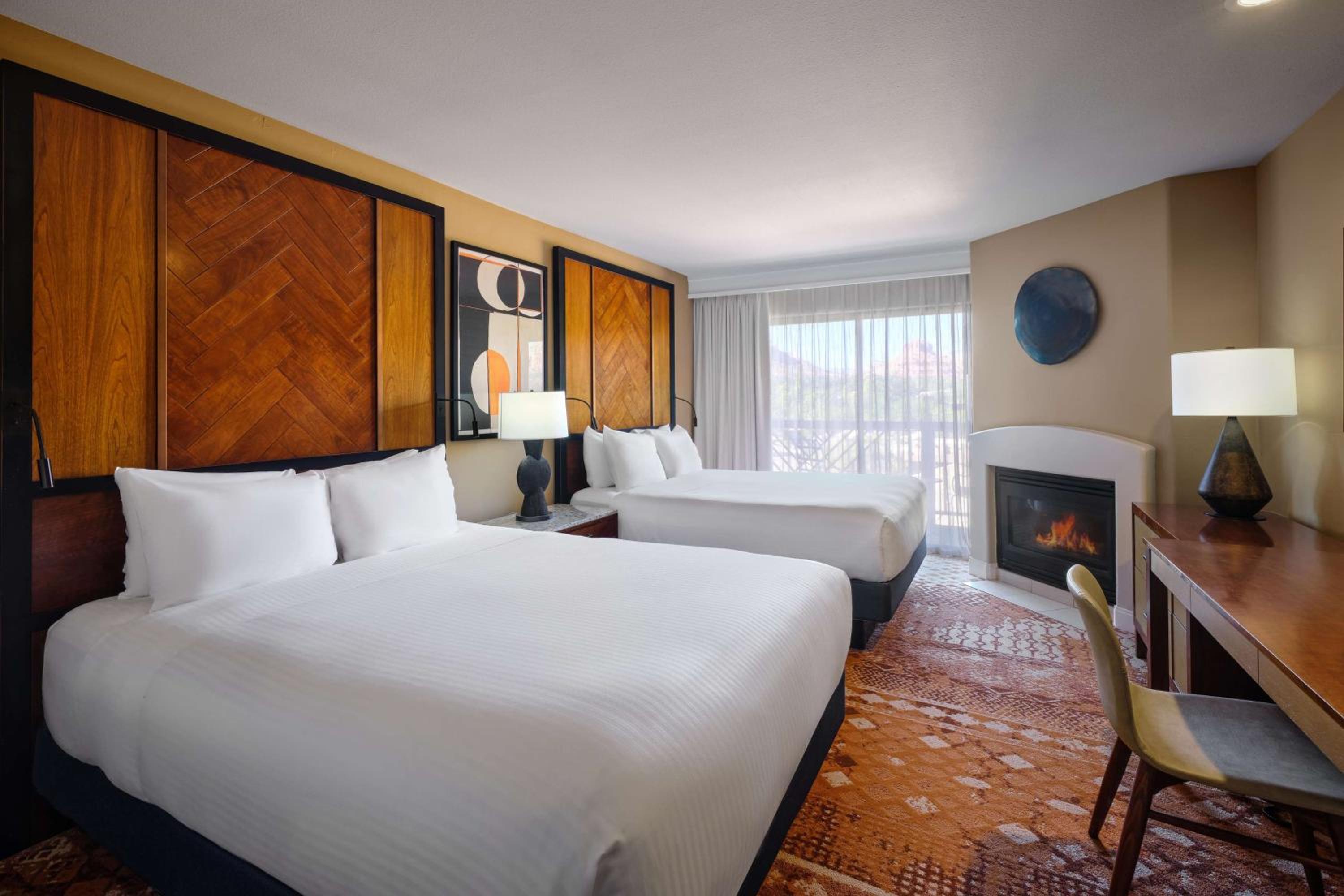 Double Queen Suite with Balcony - Photo 2
