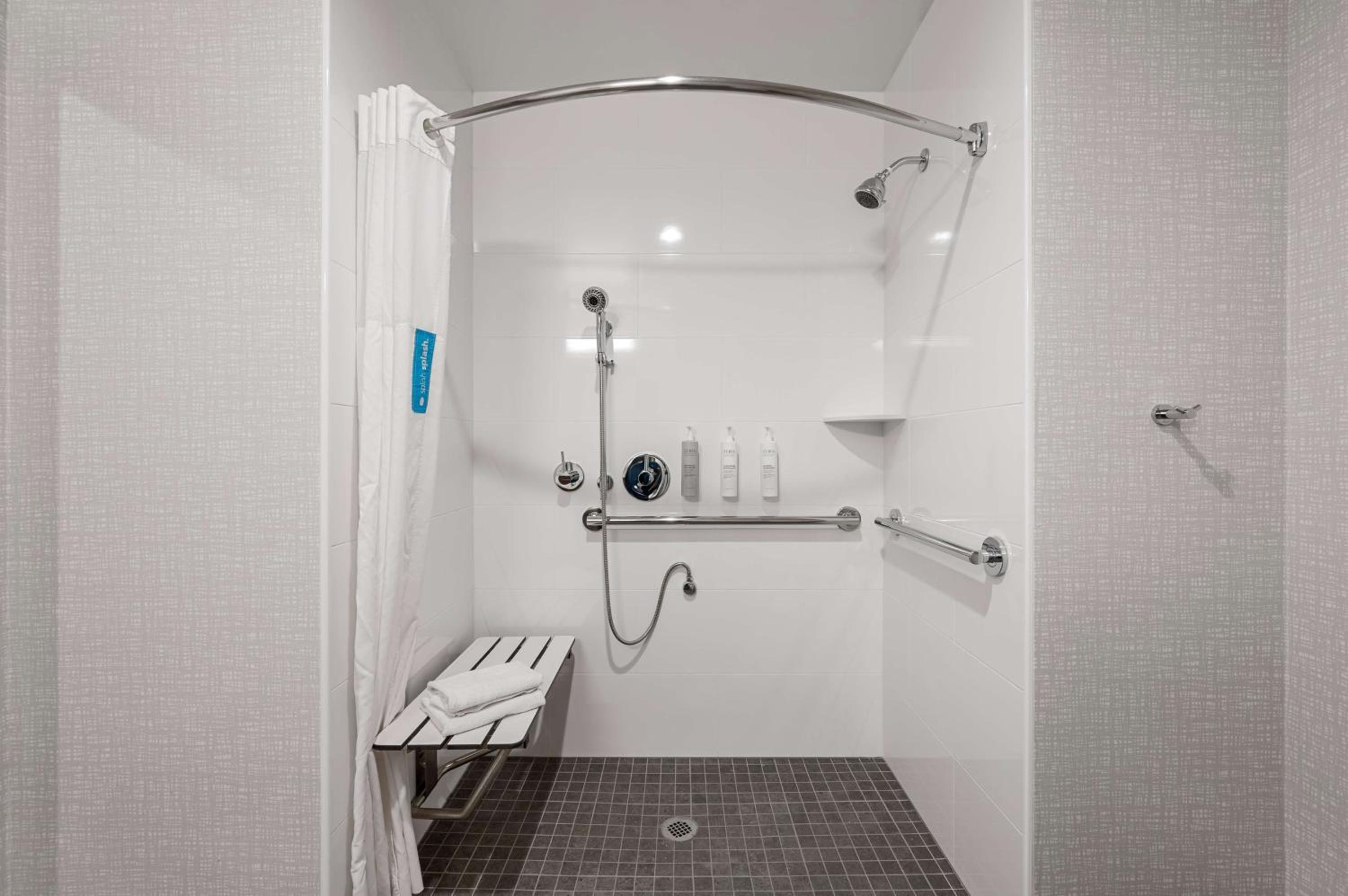 King Room with Roll-In Shower - Mobility and Hearing Access/Non-Smoking - Photo 5