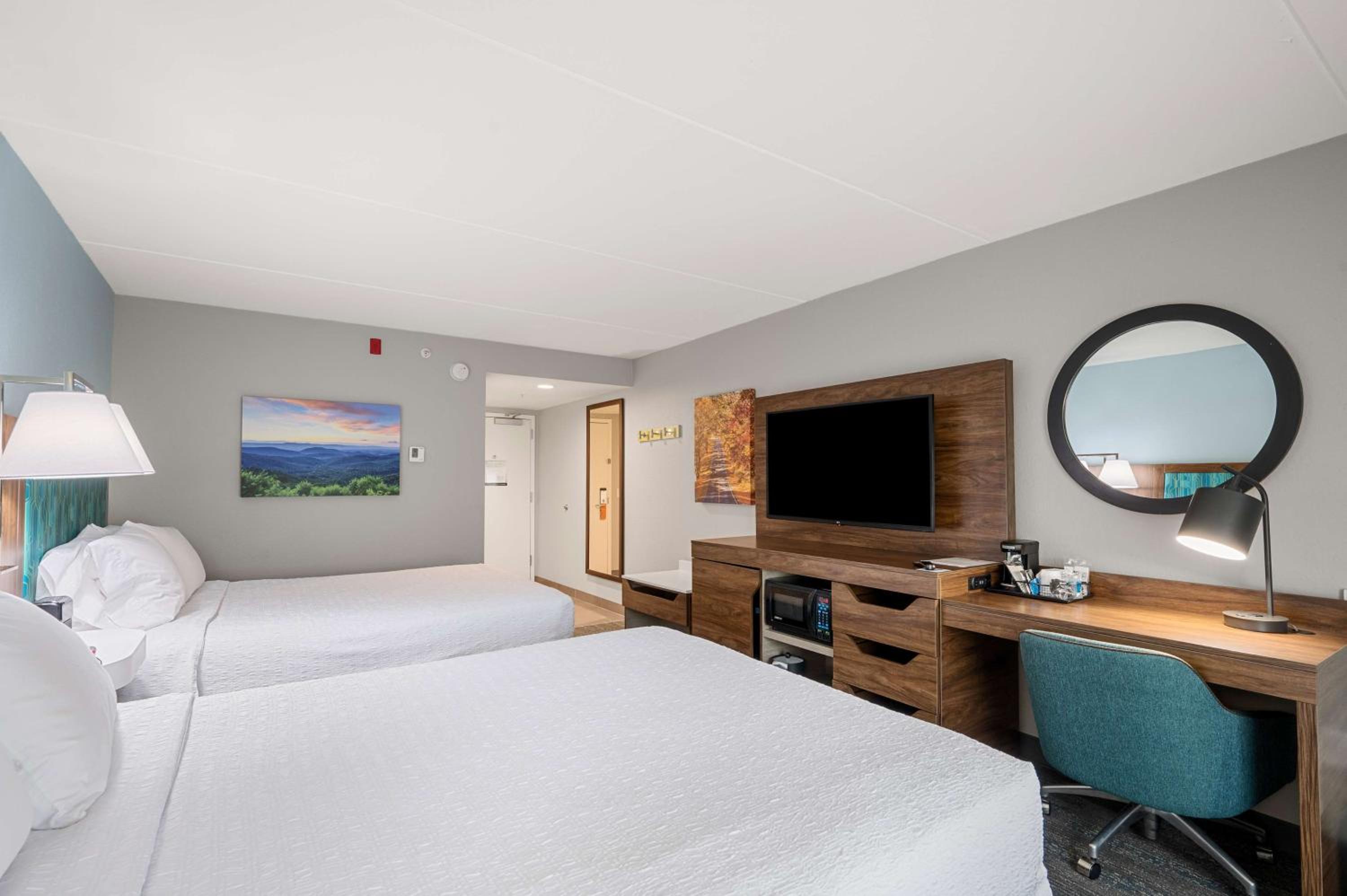Room with Two Queen Beds - Non-Smoking - Photo 7