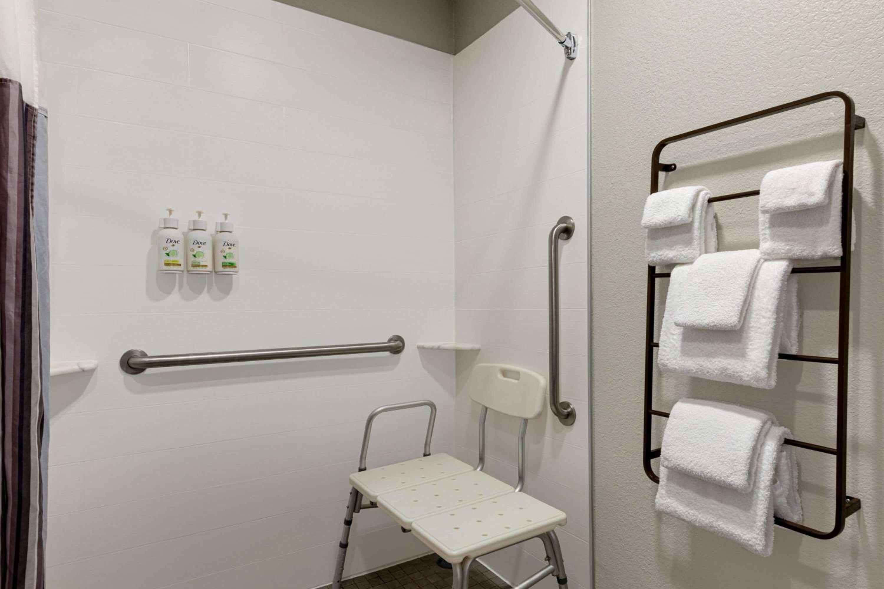 Deluxe King Room - Mobility Access/Non-Smoking - Photo 3