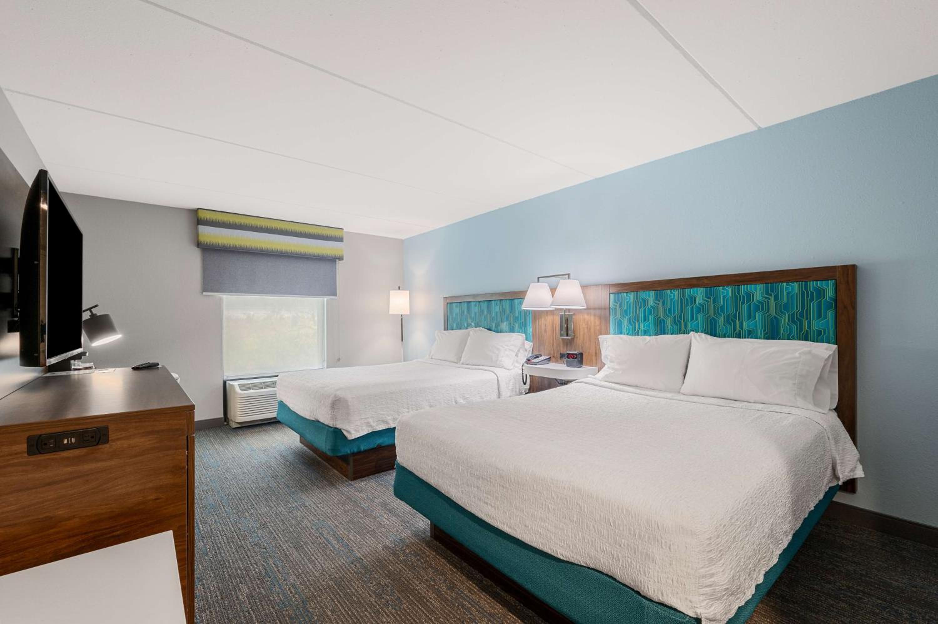 Room with Two Queen Beds - Non-Smoking - Photo 6