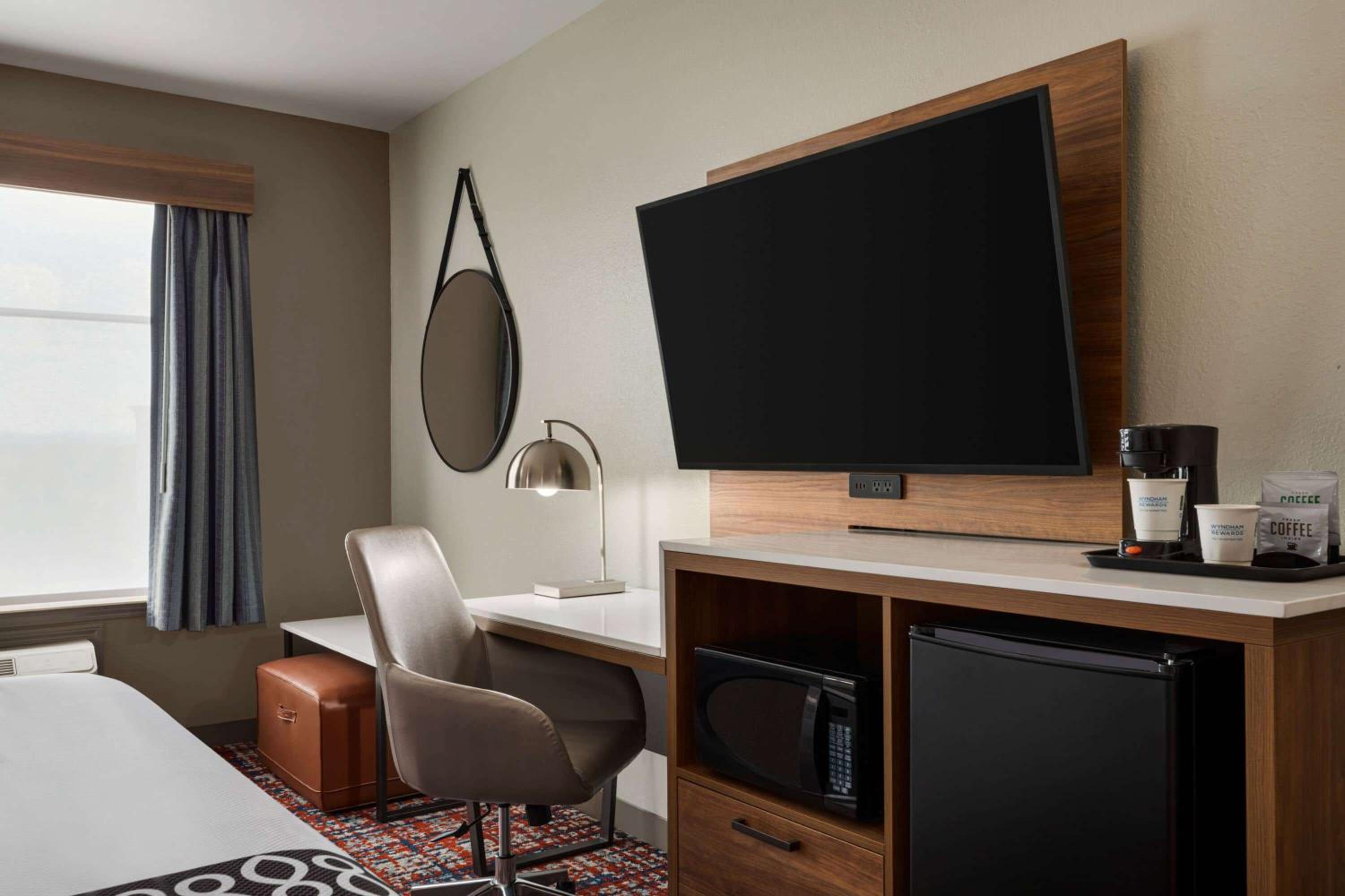 Deluxe King Room - Non-Smoking - Photo 2