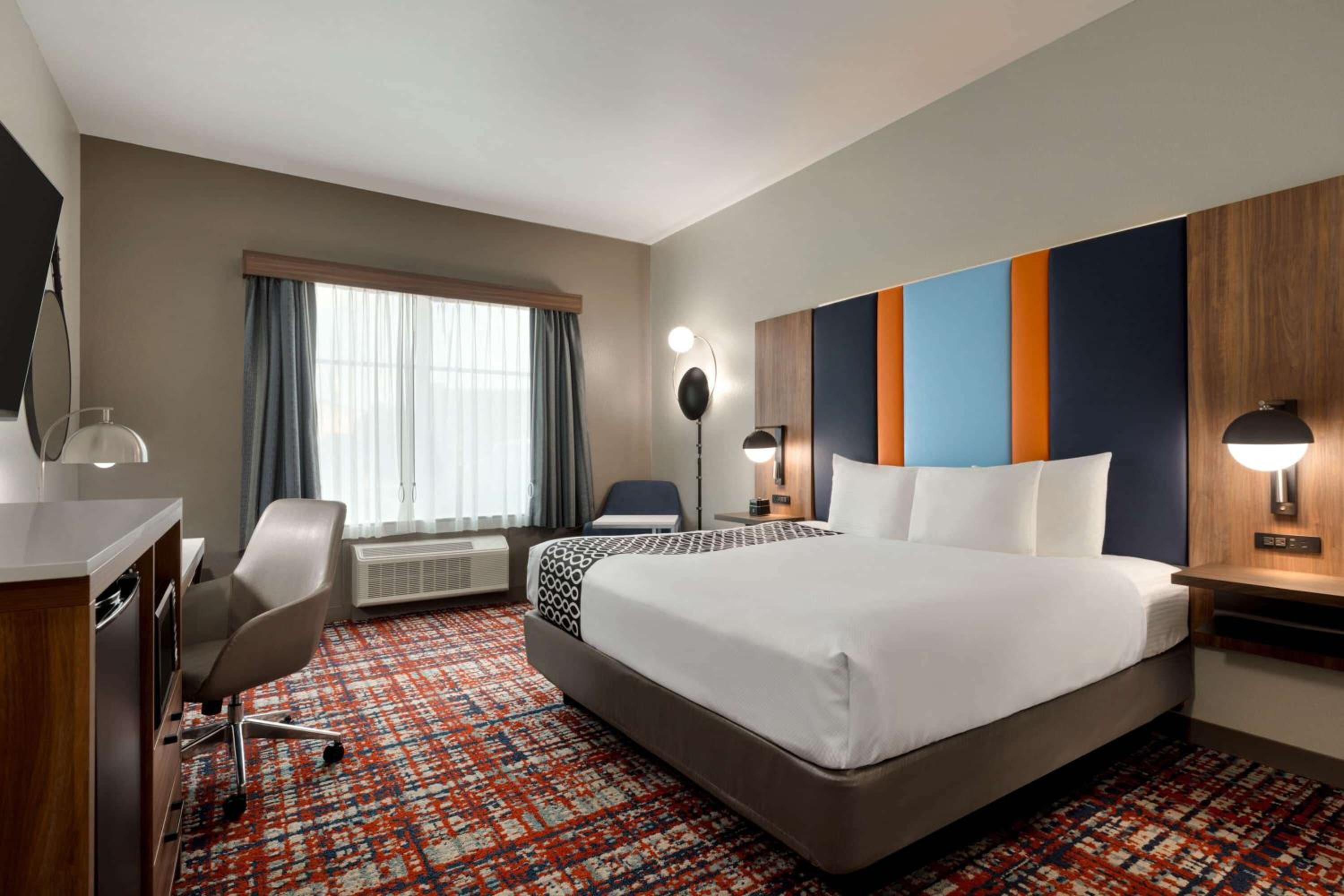 Deluxe King Room - Mobility Access/Non-Smoking - Photo 1