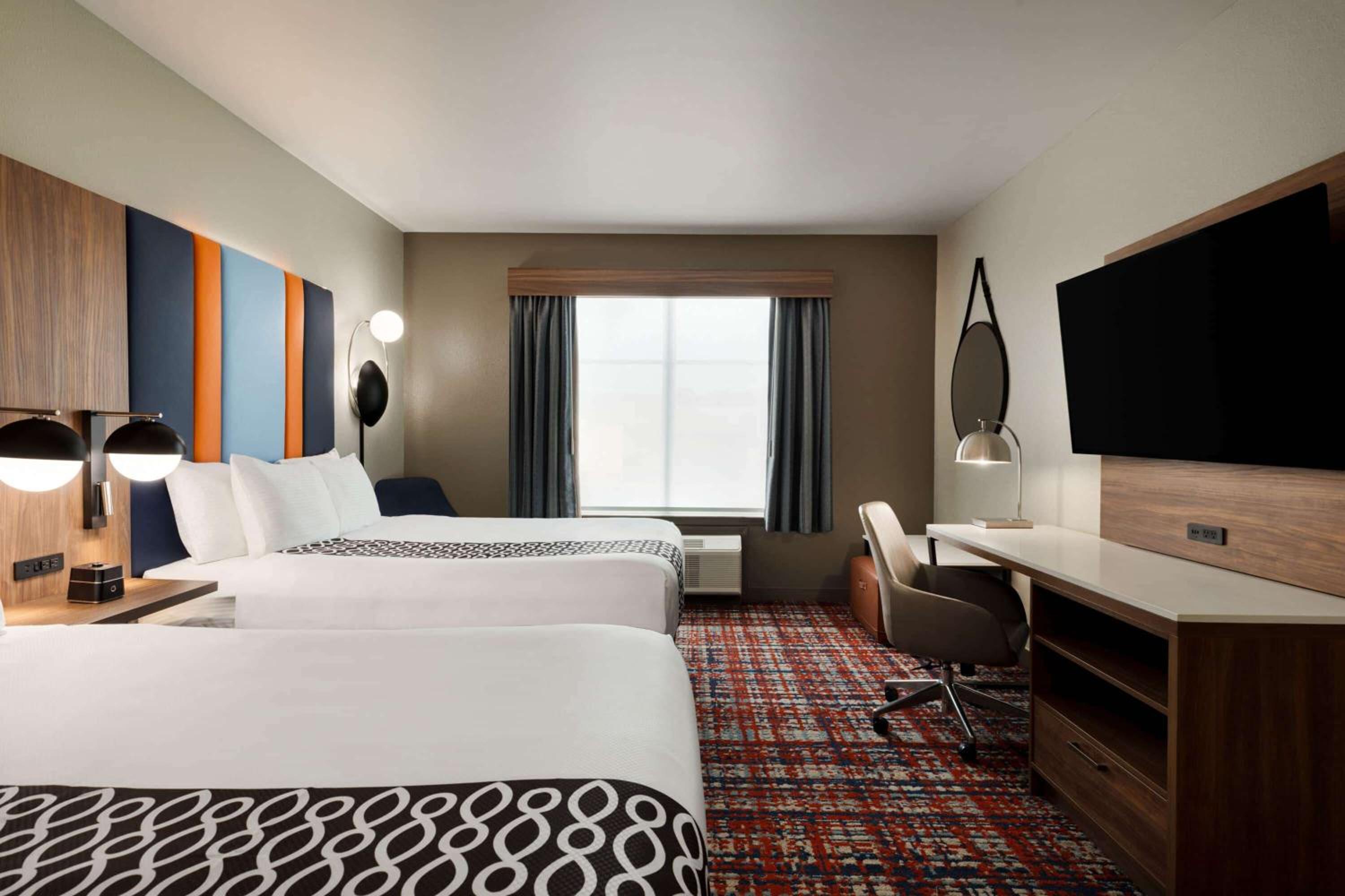 Queen Room with Two Queen Beds - Photo 2