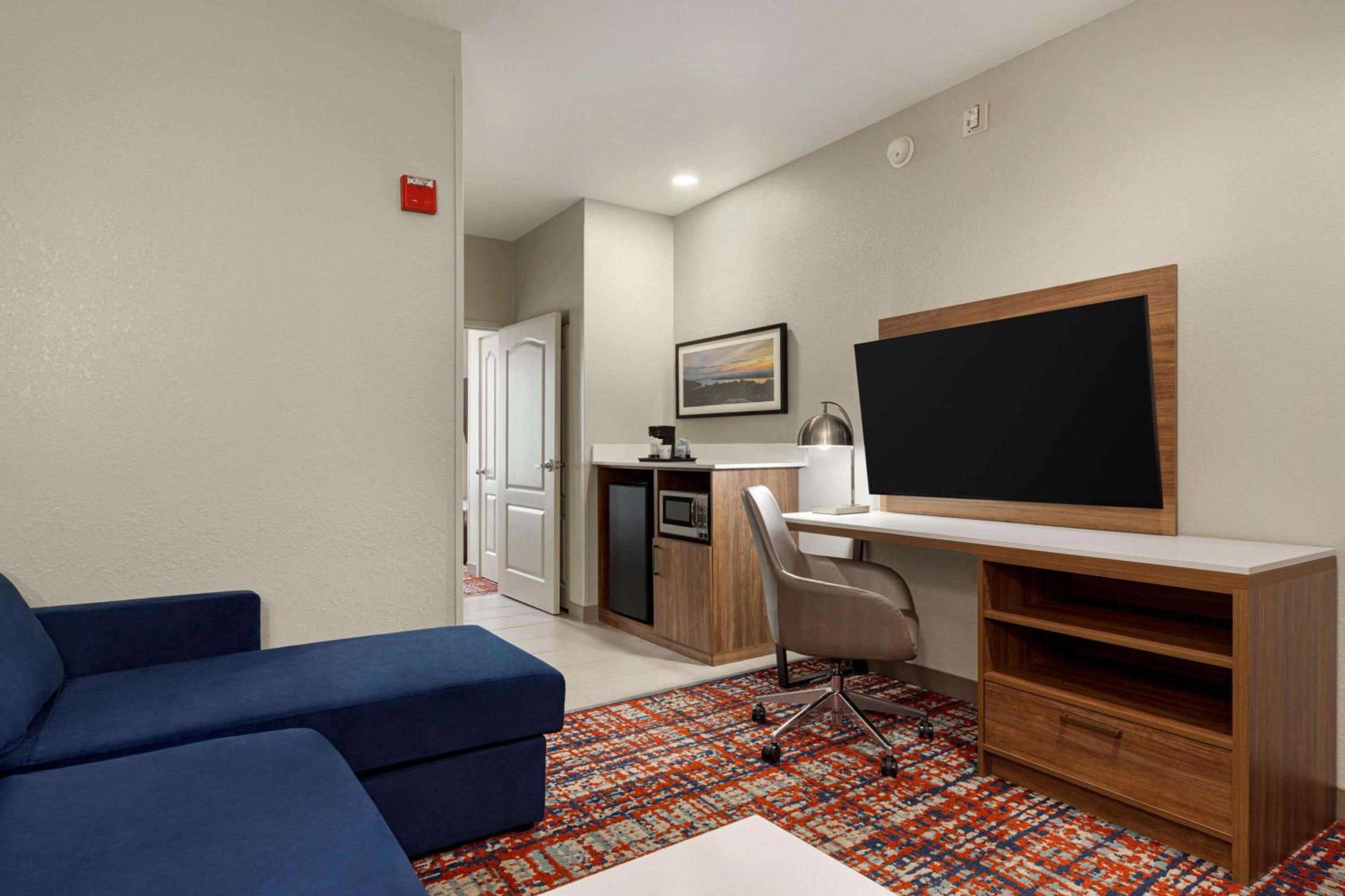 One-Bedroom Deluxe King Suite - Mobility Access/Non-Smoking - Photo 3