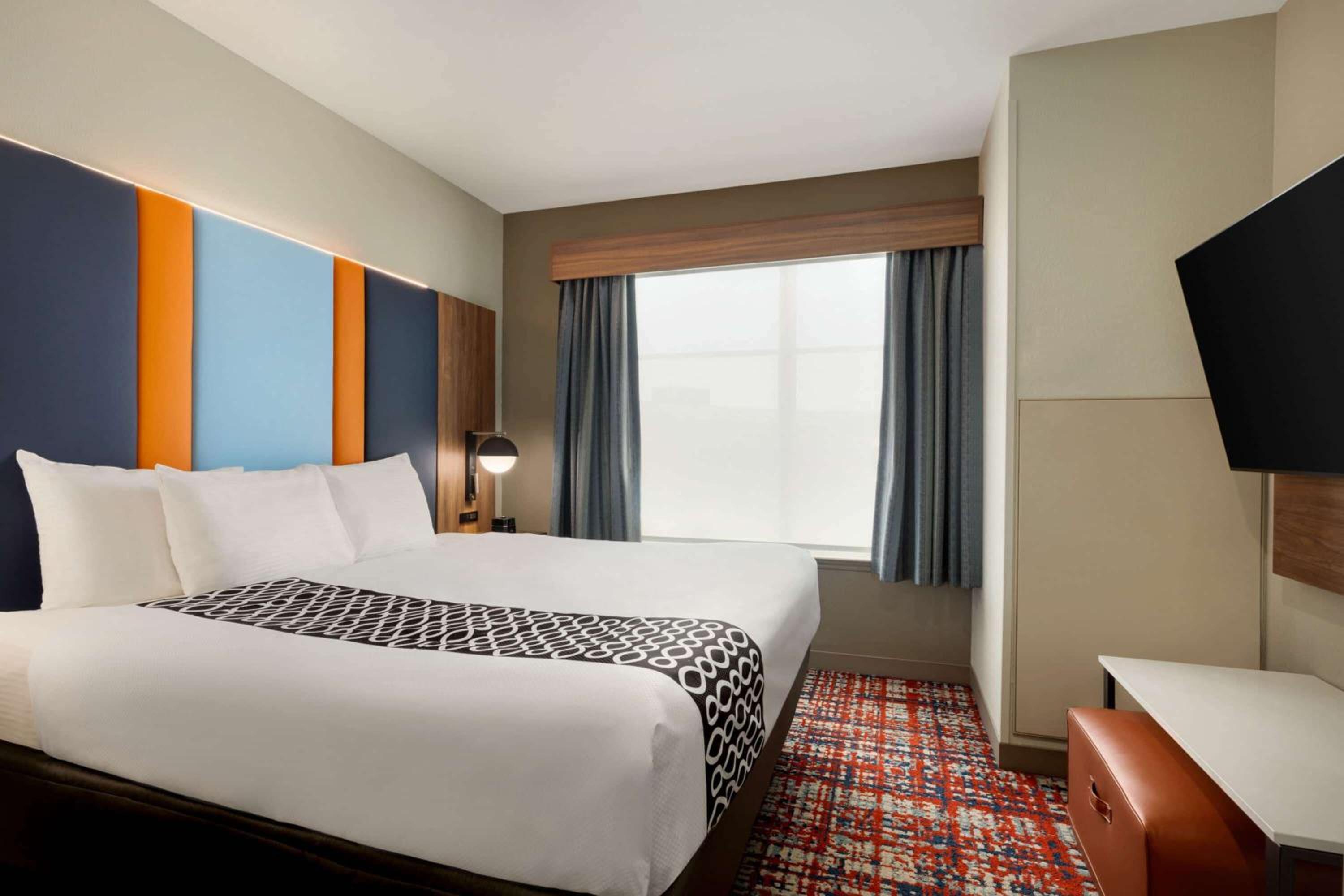 One-Bedroom Deluxe King Suite - Mobility Access/Non-Smoking - Photo 1