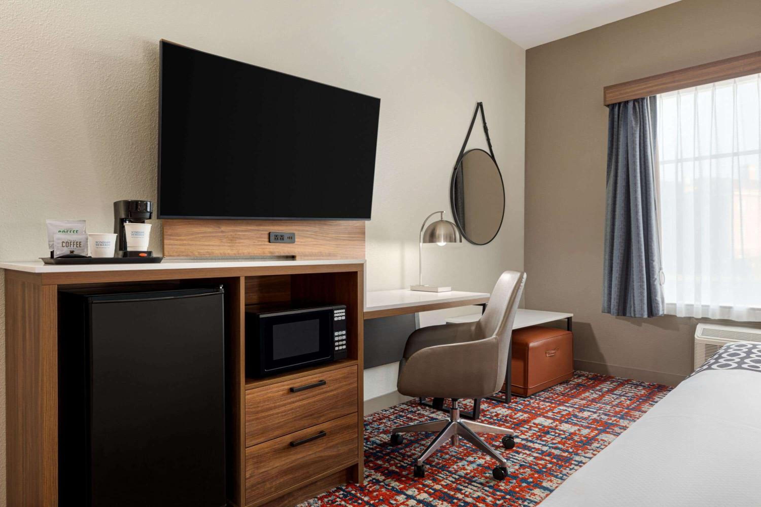 Deluxe King Room - Mobility Access/Non-Smoking - Photo 2