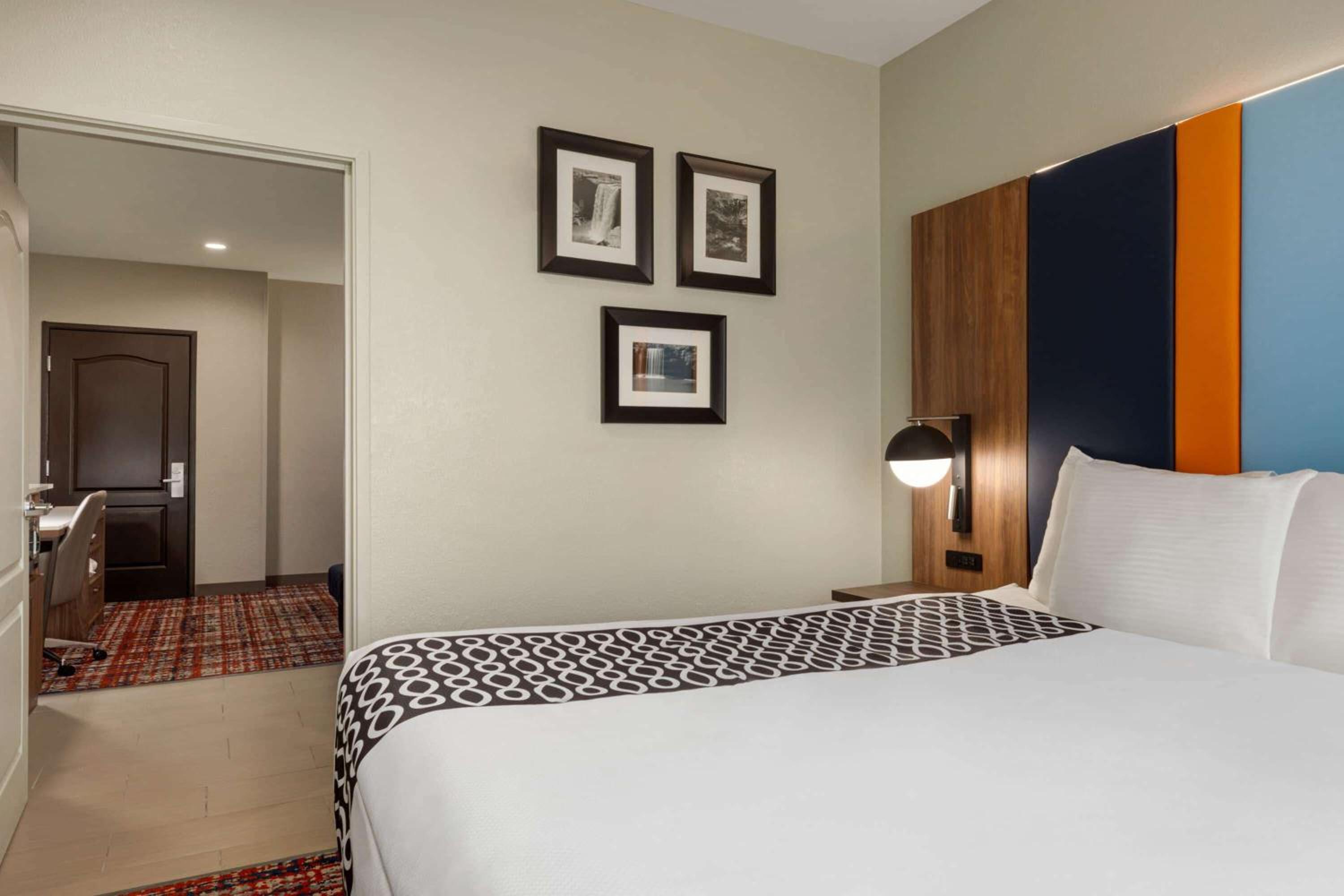 One-Bedroom Deluxe King Suite - Mobility Access/Non-Smoking - Photo 2