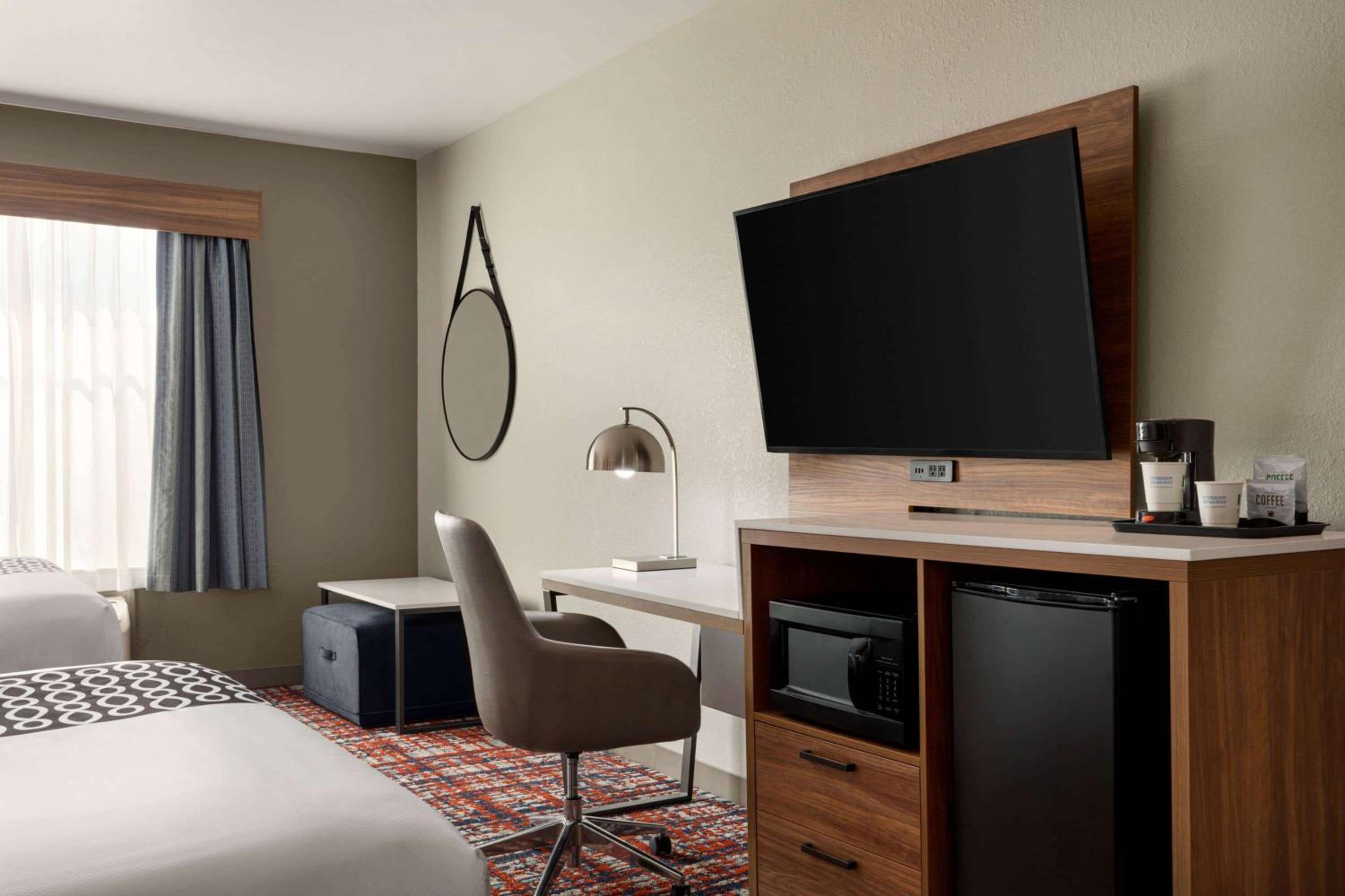 Studio Suite with Two Queen Beds - Mobility Access/Non-Smoking - Photo 3