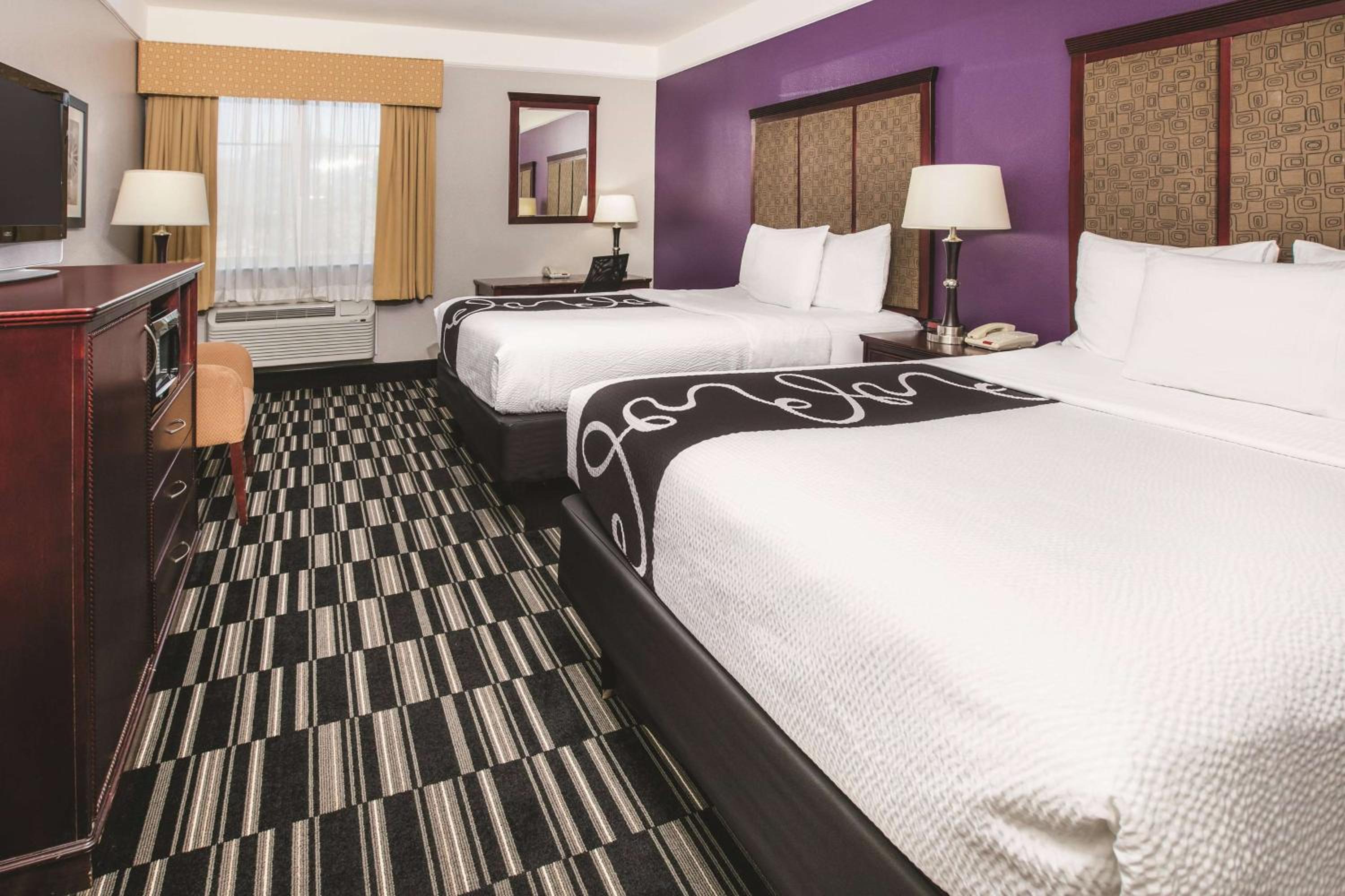 Queen Room With Two Queen Beds - Non-Smoking photo 1