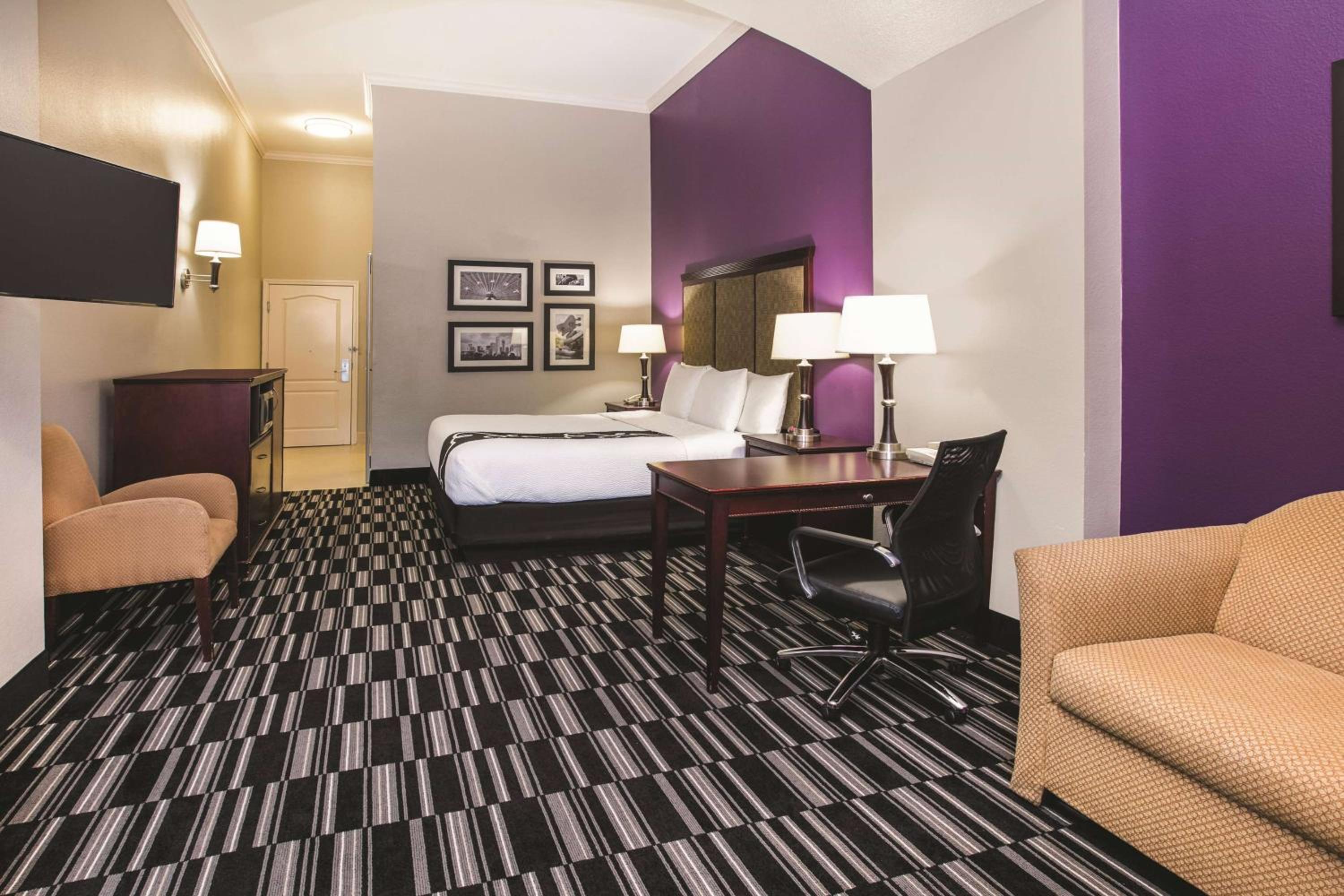 Deluxe King Suite - Non-Smoking photo 3