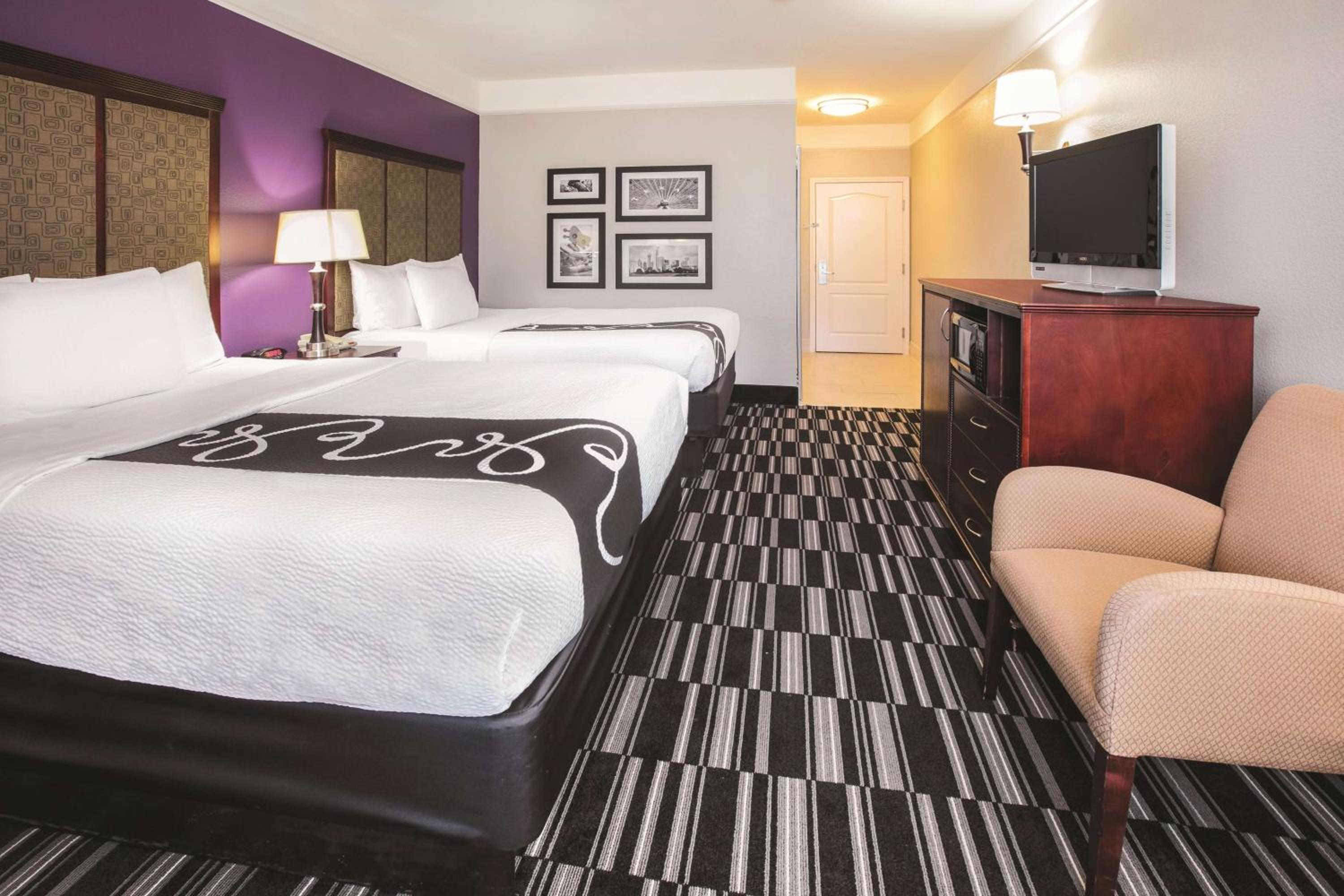 Queen Room With Two Queen Beds - Non-Smoking photo 2