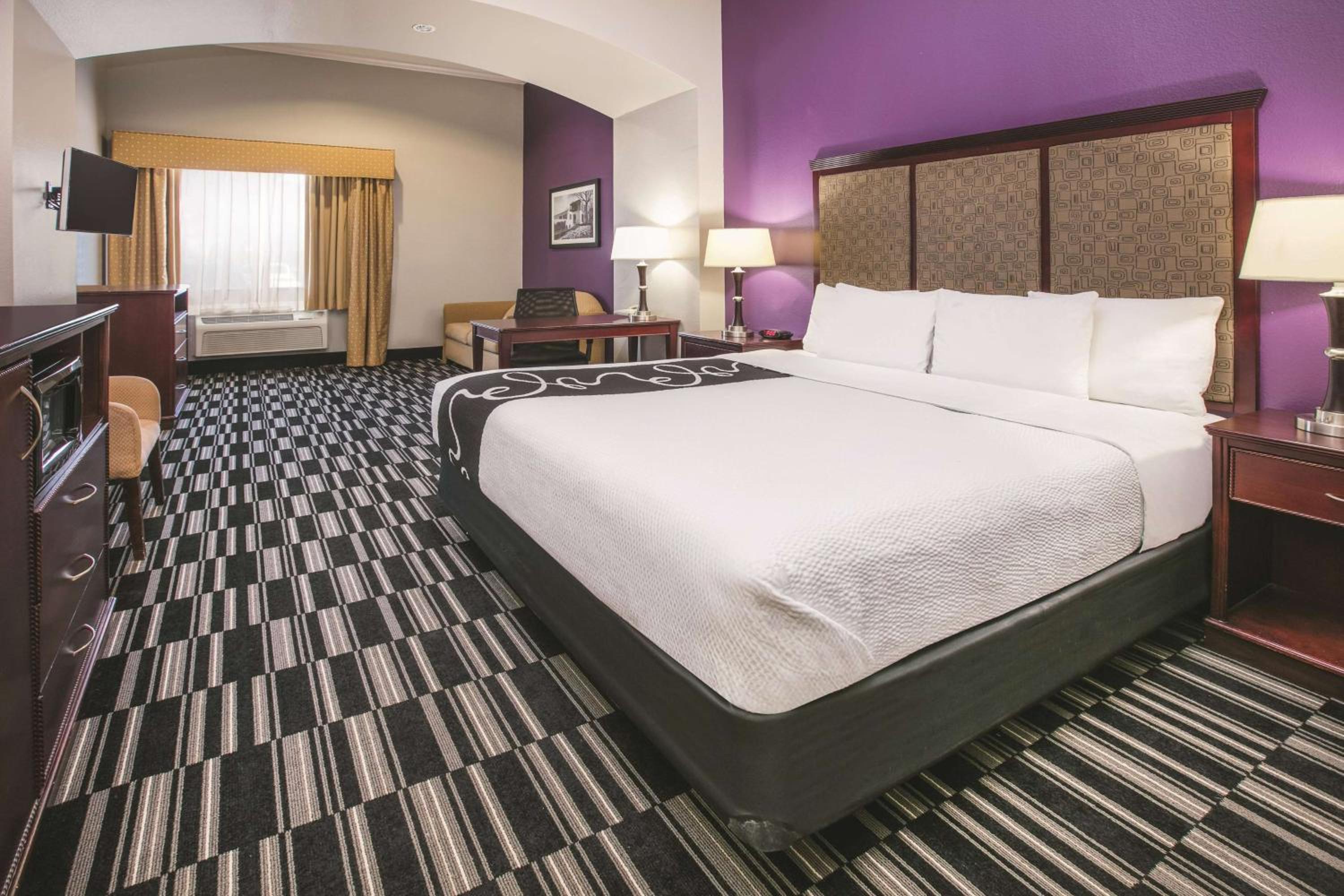 Executive King Room With Bath Tub - Mobility/Hearing Accessible - Non-Smoking photo 1