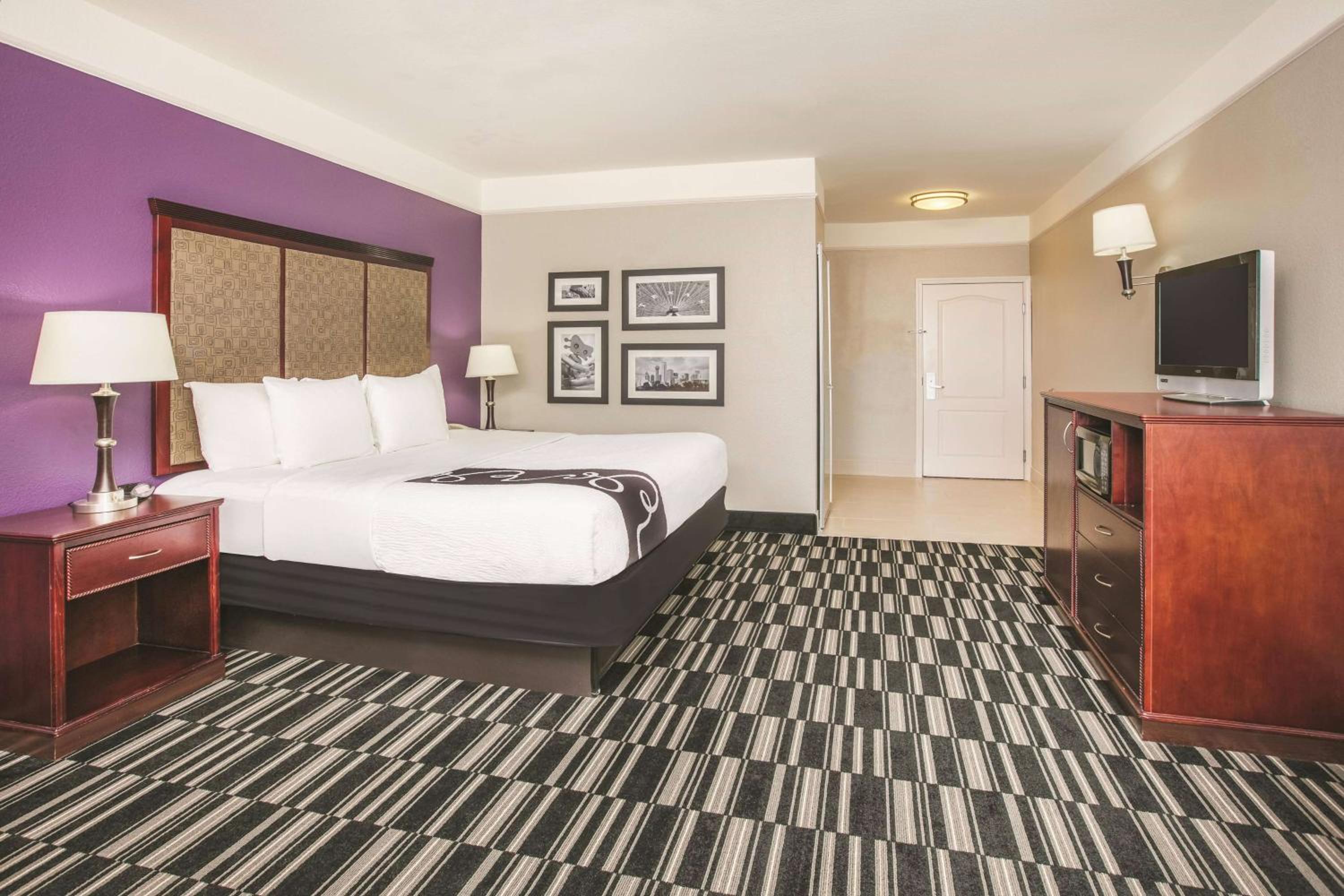 King Room With Roll-In Shower - Mobility/Hearing Accessible - Non-Smoking photo 1