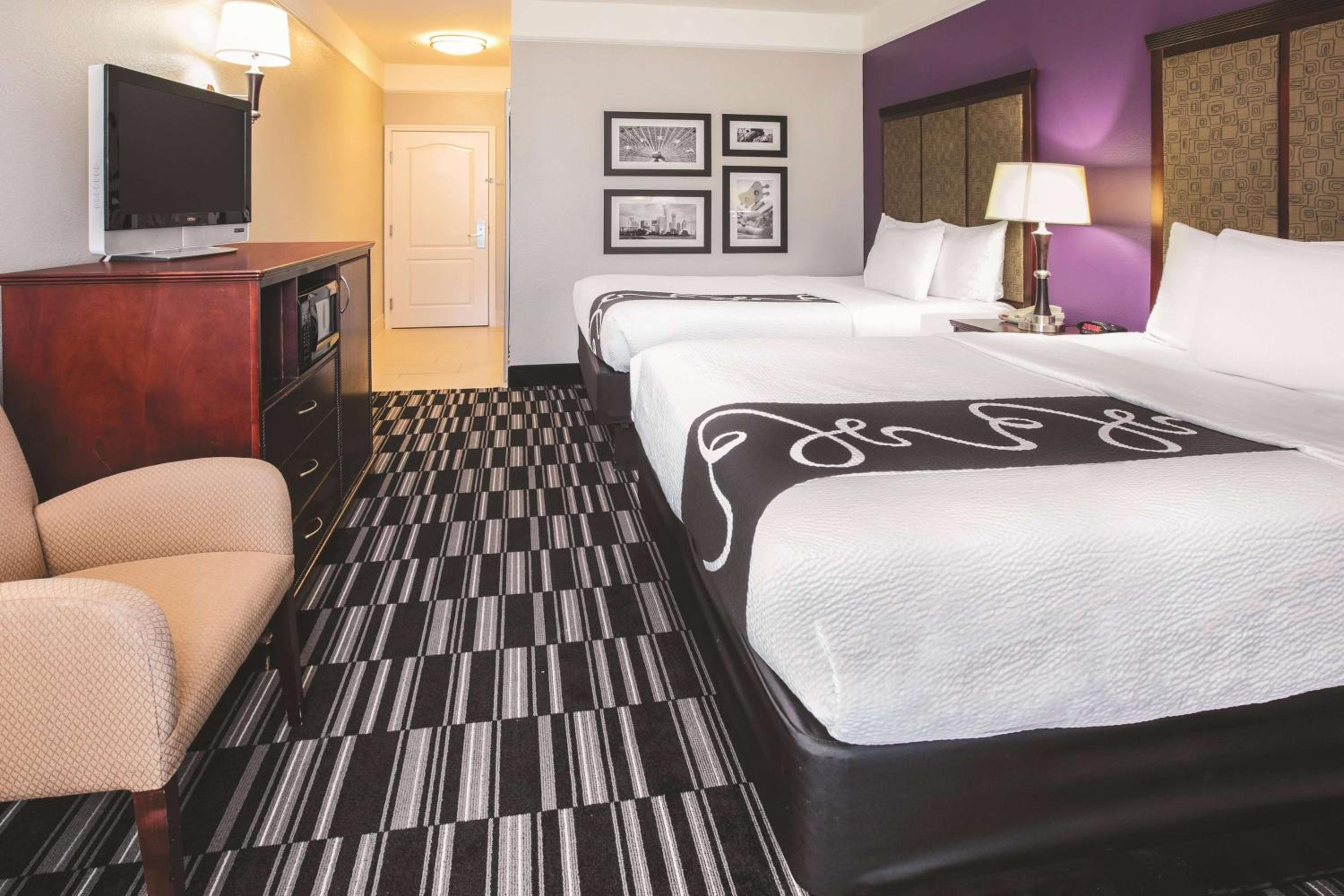 Queen Room With Two Queen Beds And Bath Tub - Mobility/Hearing Accessible - Non-Smoking photo 1