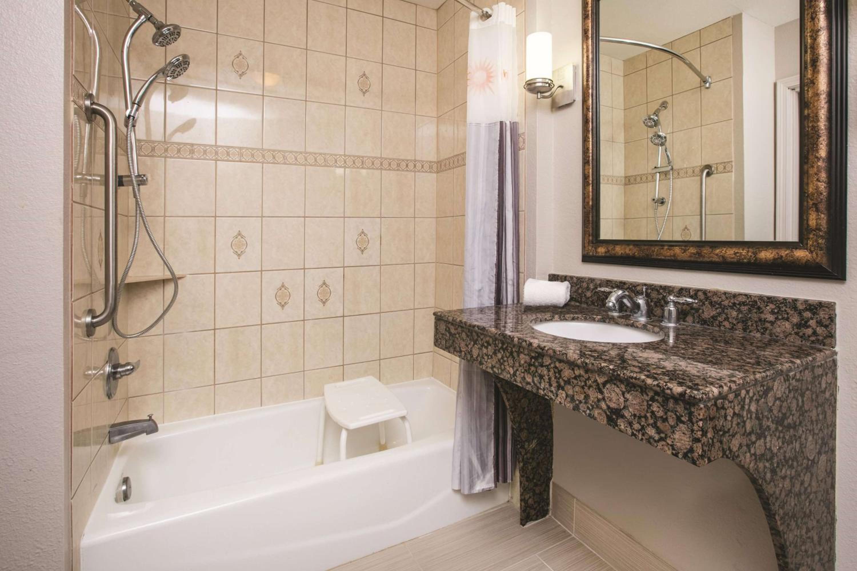 King Room With Roll-In Shower - Mobility/Hearing Accessible - Non-Smoking photo 3
