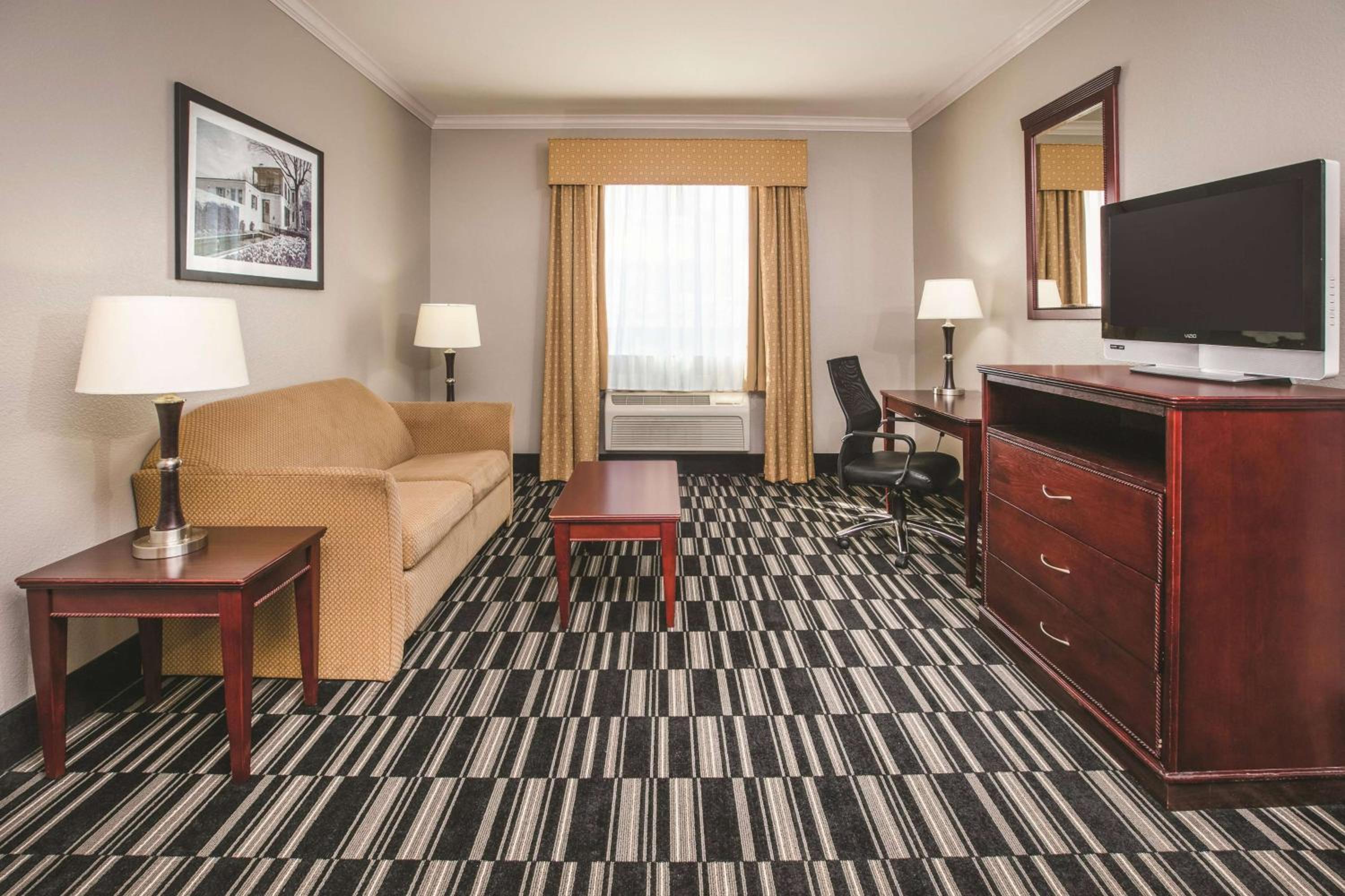 King Suite - Non-Smoking photo 1