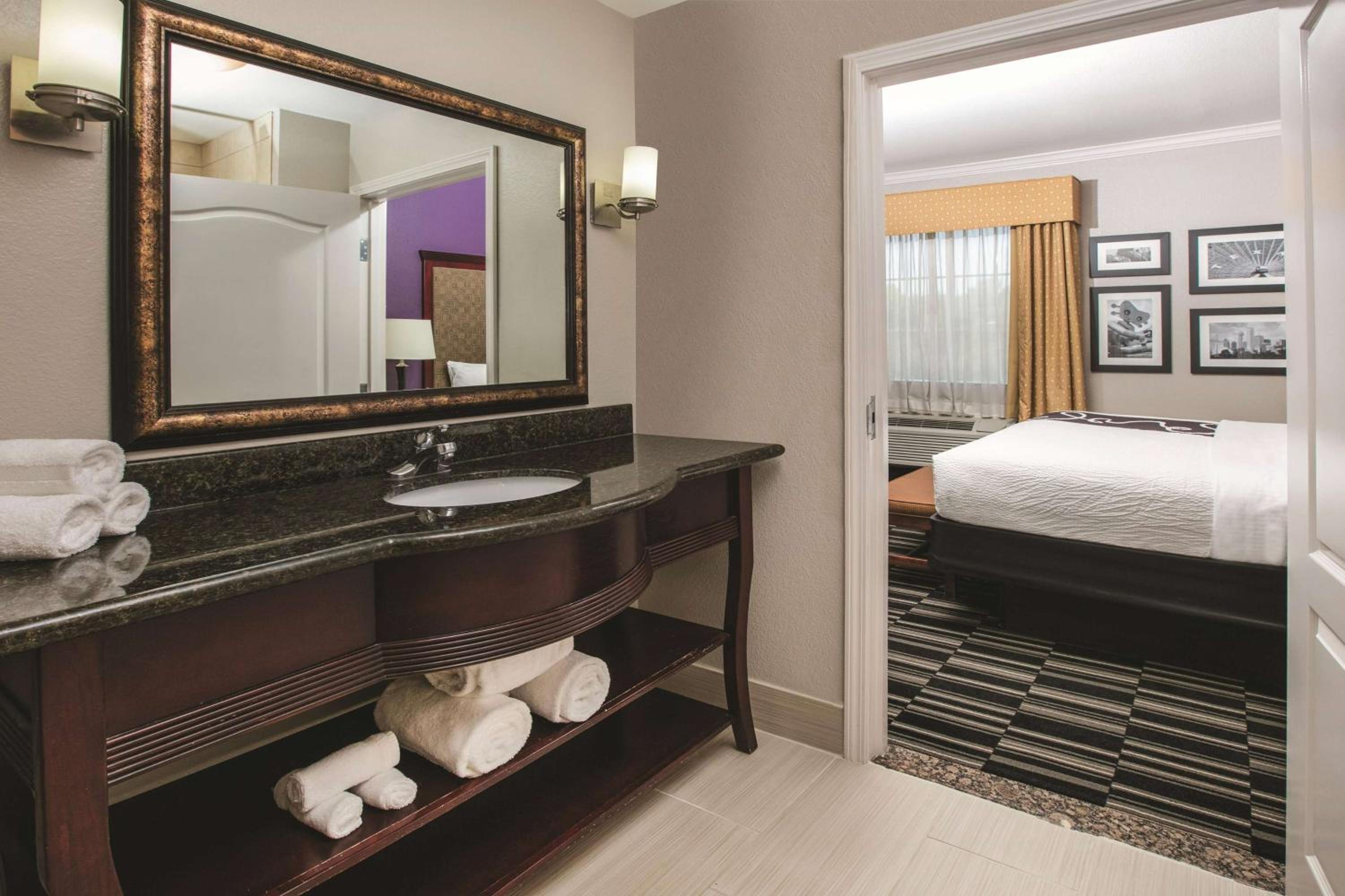 King Suite - Non-Smoking photo 2