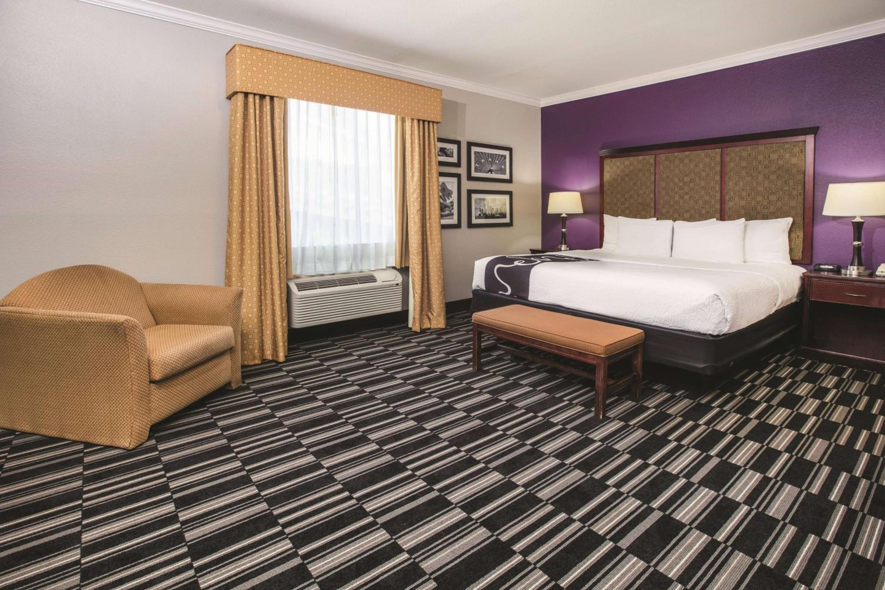 Deluxe King Room With Bathtub -  Mobility/Hearing Accessible Suite - Non-Smoking photo 1