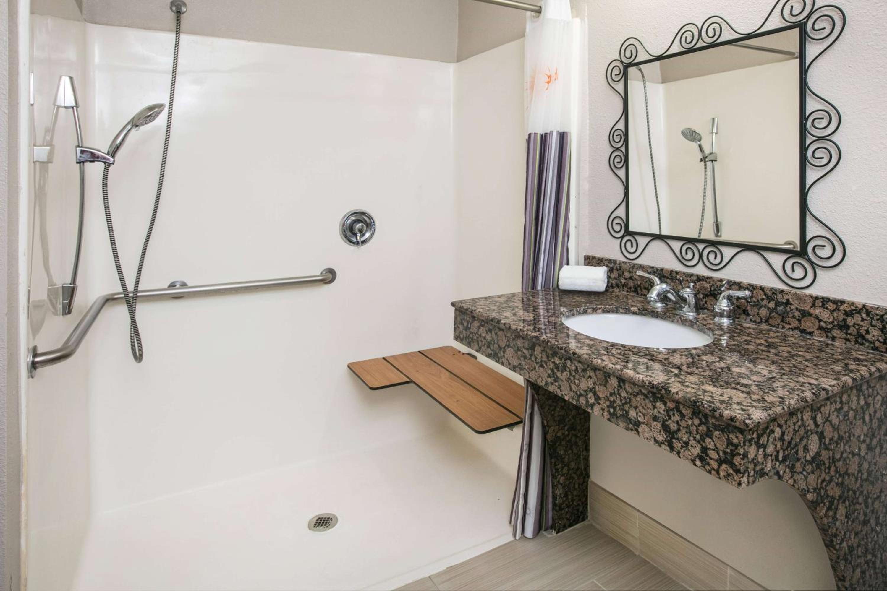 Deluxe King Room With Bathtub -  Mobility/Hearing Accessible Suite - Non-Smoking photo 2