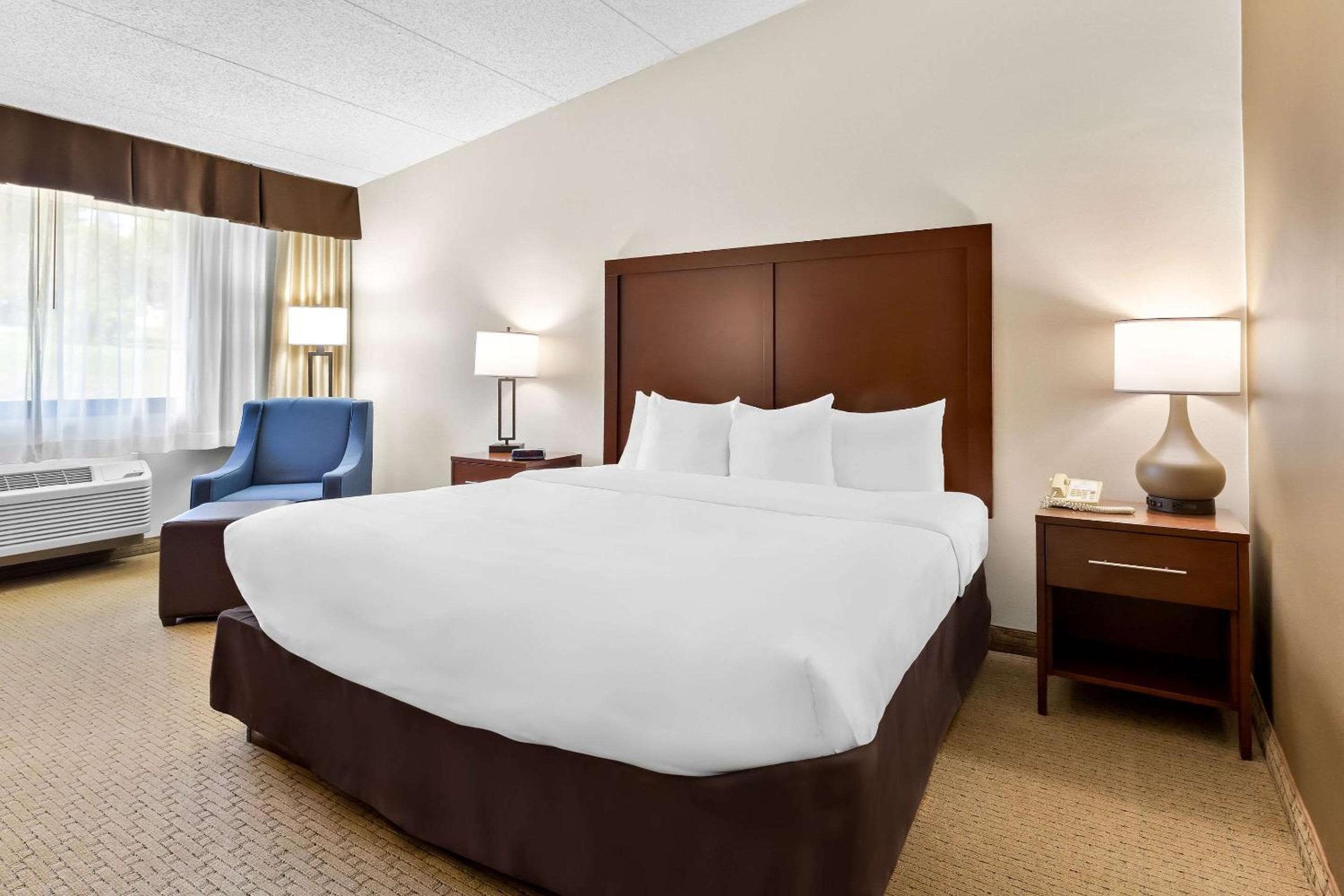 King Room - Non-Smoking - Photo 3