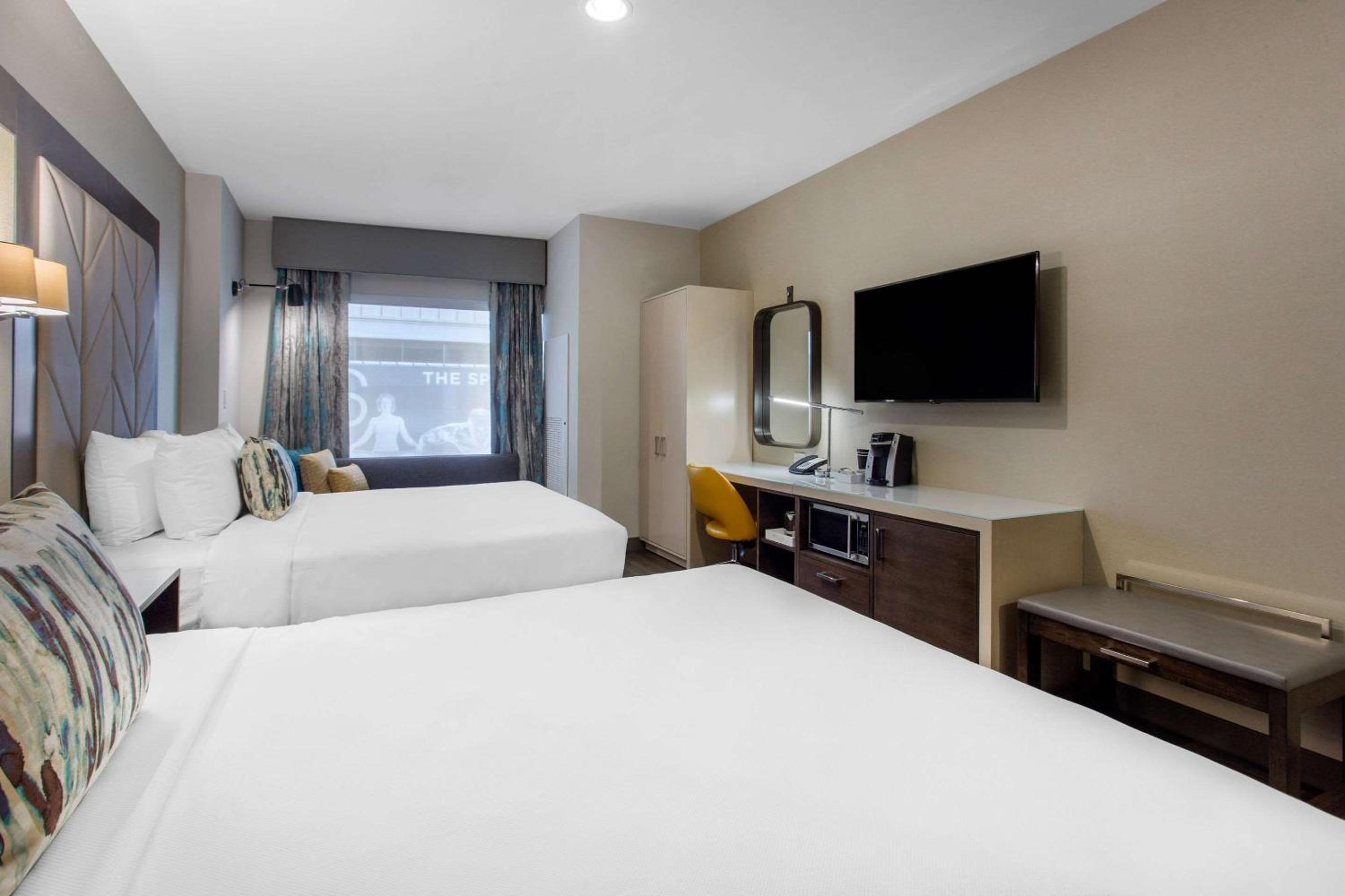 Queen Room with Two Queen Beds - Non-Smoking photo 2