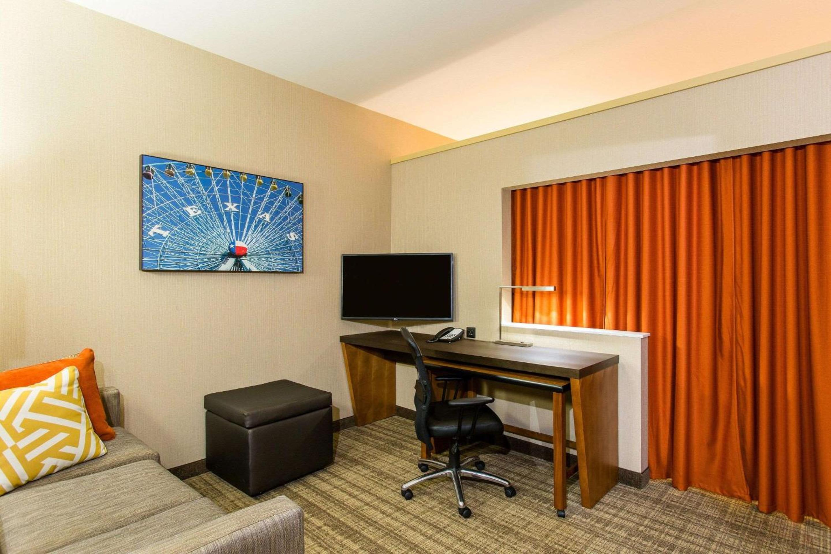 Queen Suite with Two Queen Beds photo 2