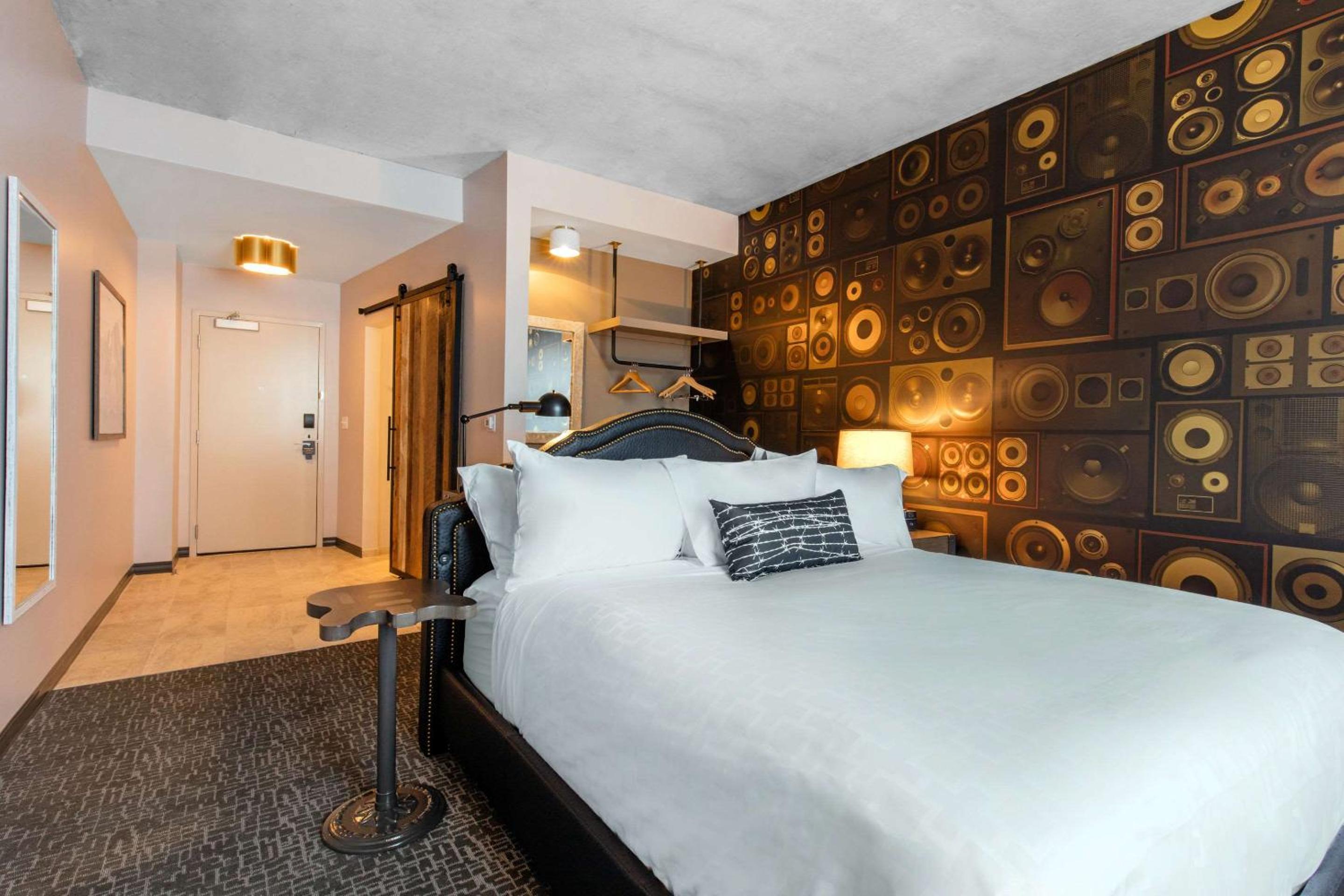 King Room - Hearing Accessible/Non-Smoking