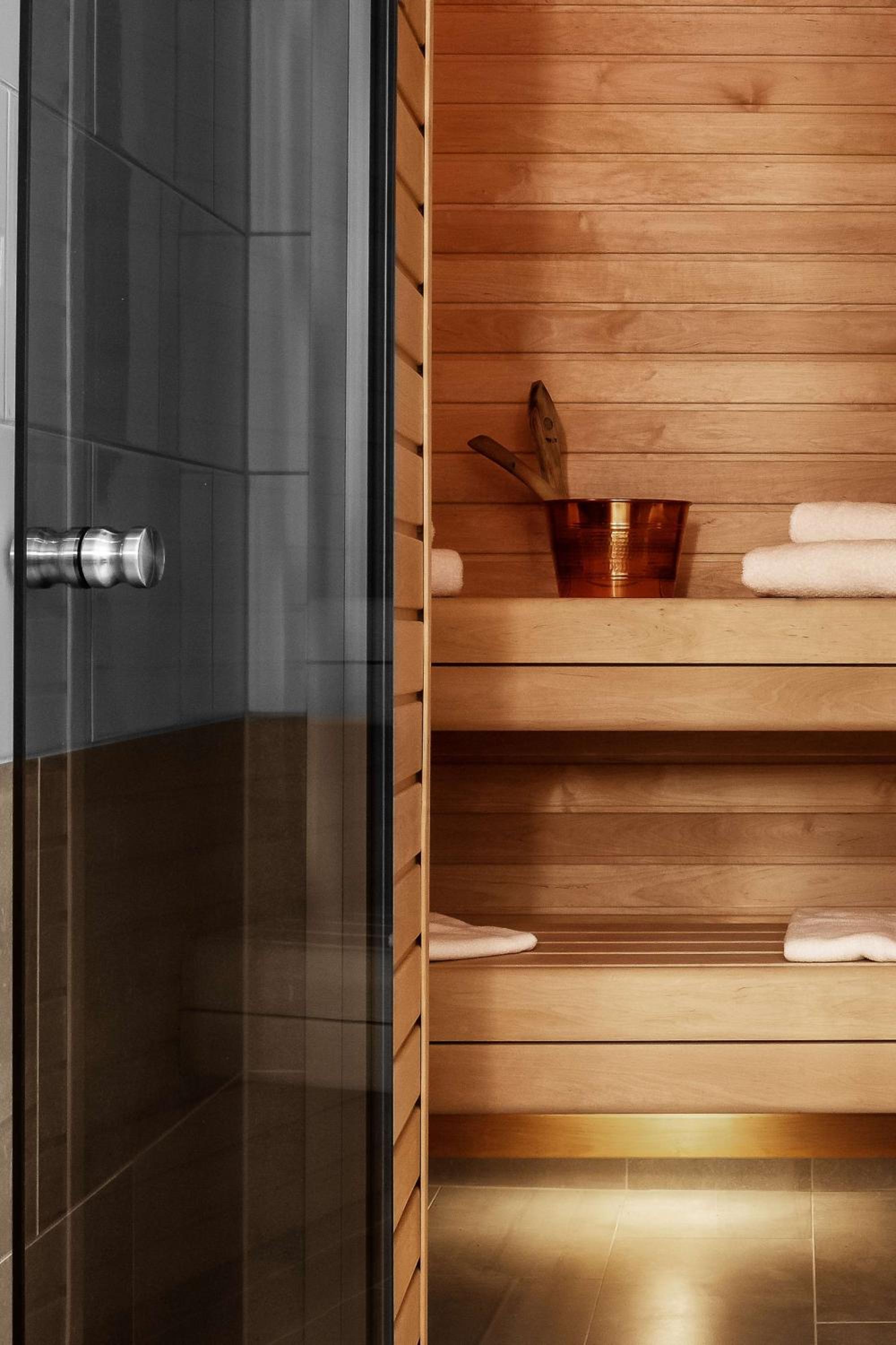 Deluxe King Room with Sauna - Photo 2