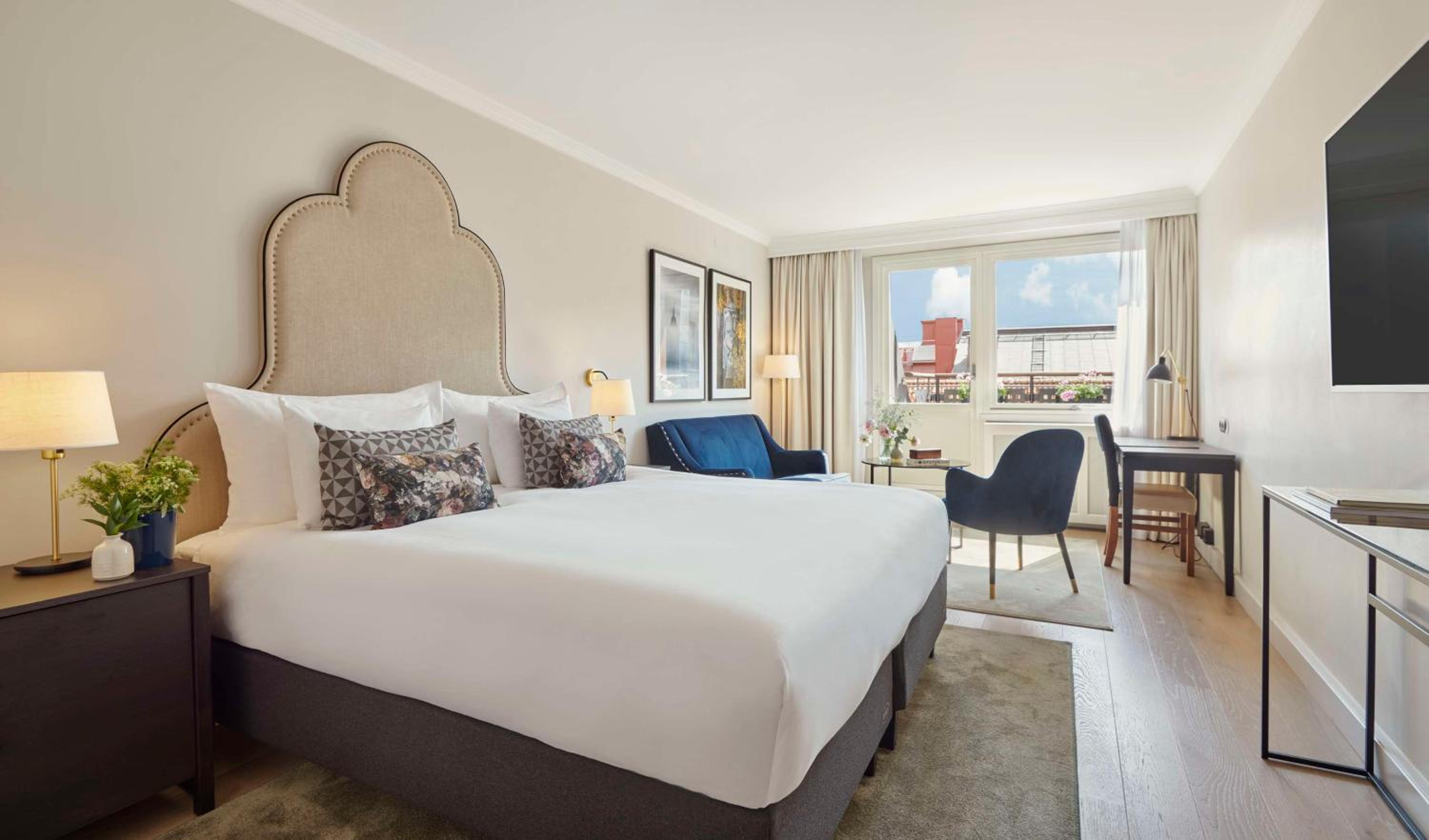 Deluxe King Room with Balcony - Photo 2