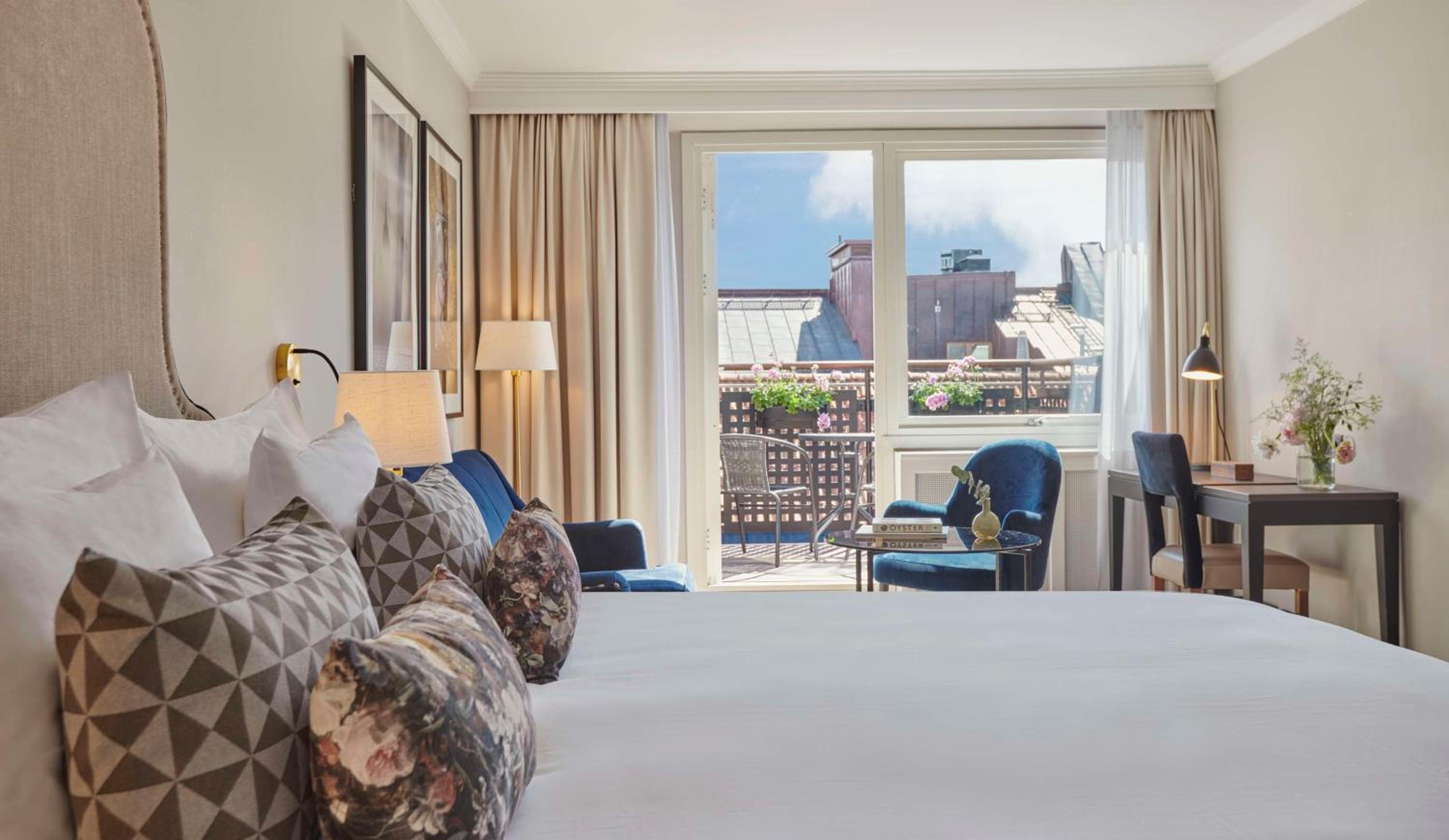 Deluxe King Room with Balcony - Photo 4