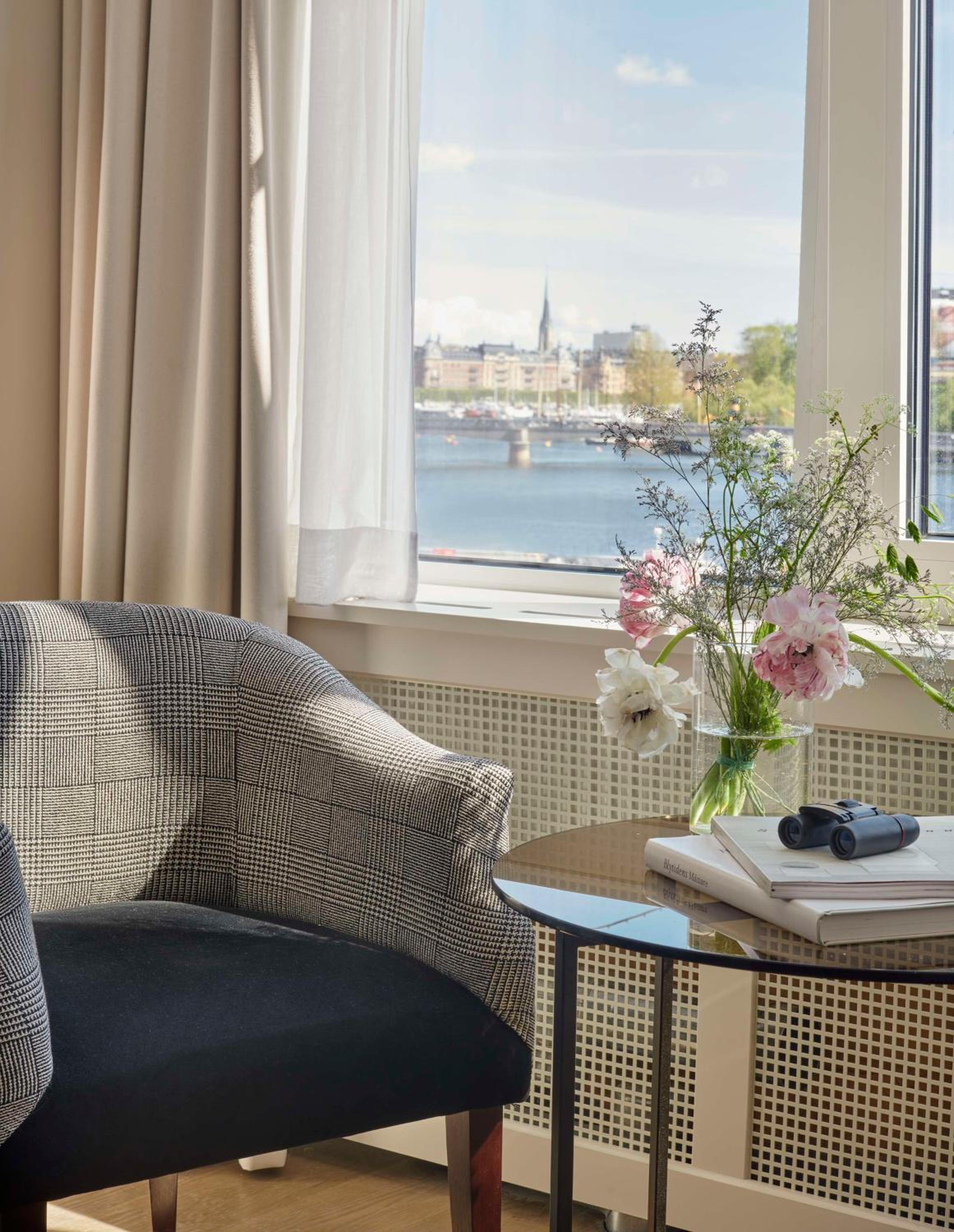 Deluxe King Room with Sea View - Photo 3
