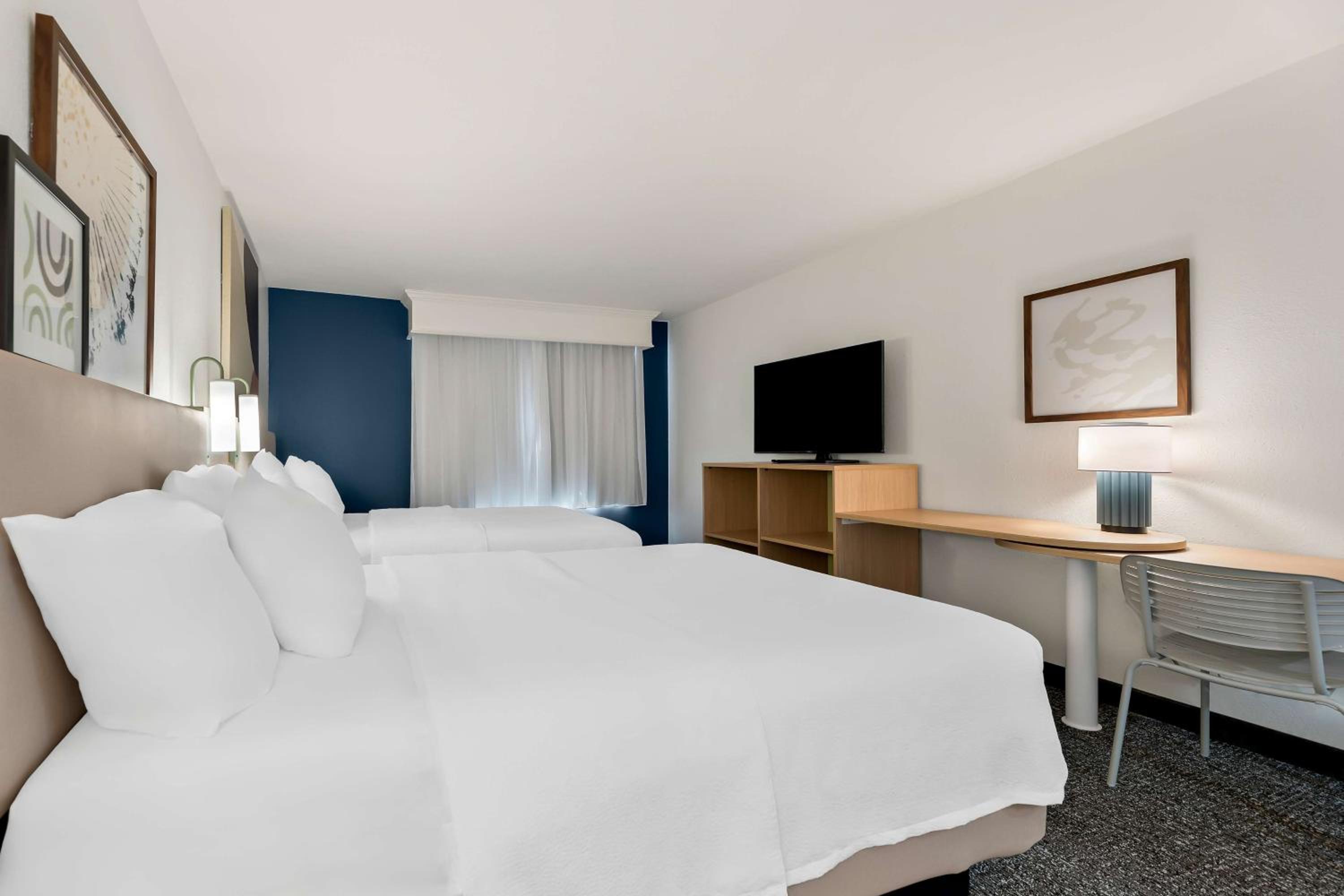 Queen Room with Two Queen Beds - Photo 3