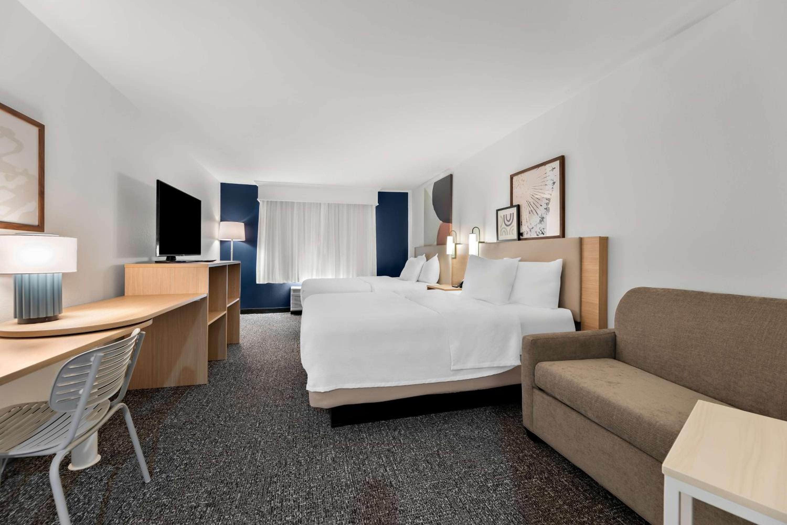Queen Room with Two Queen Beds and Sofa Bed - Photo 2