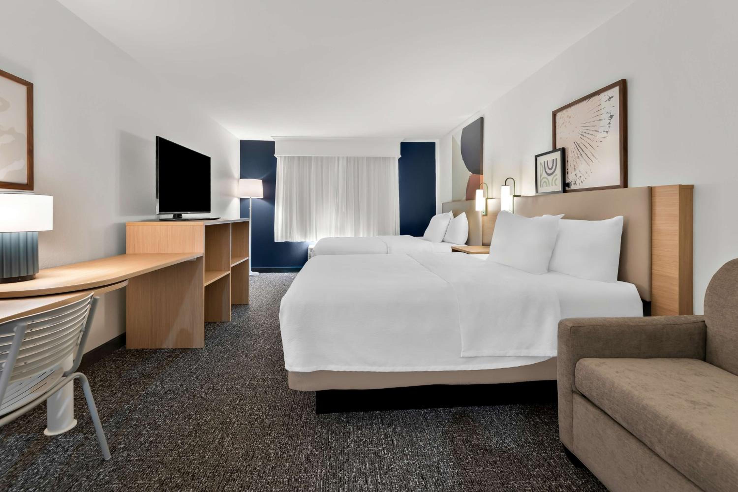 Queen Room with Two Queen Beds and Sofa Bed - Photo 3
