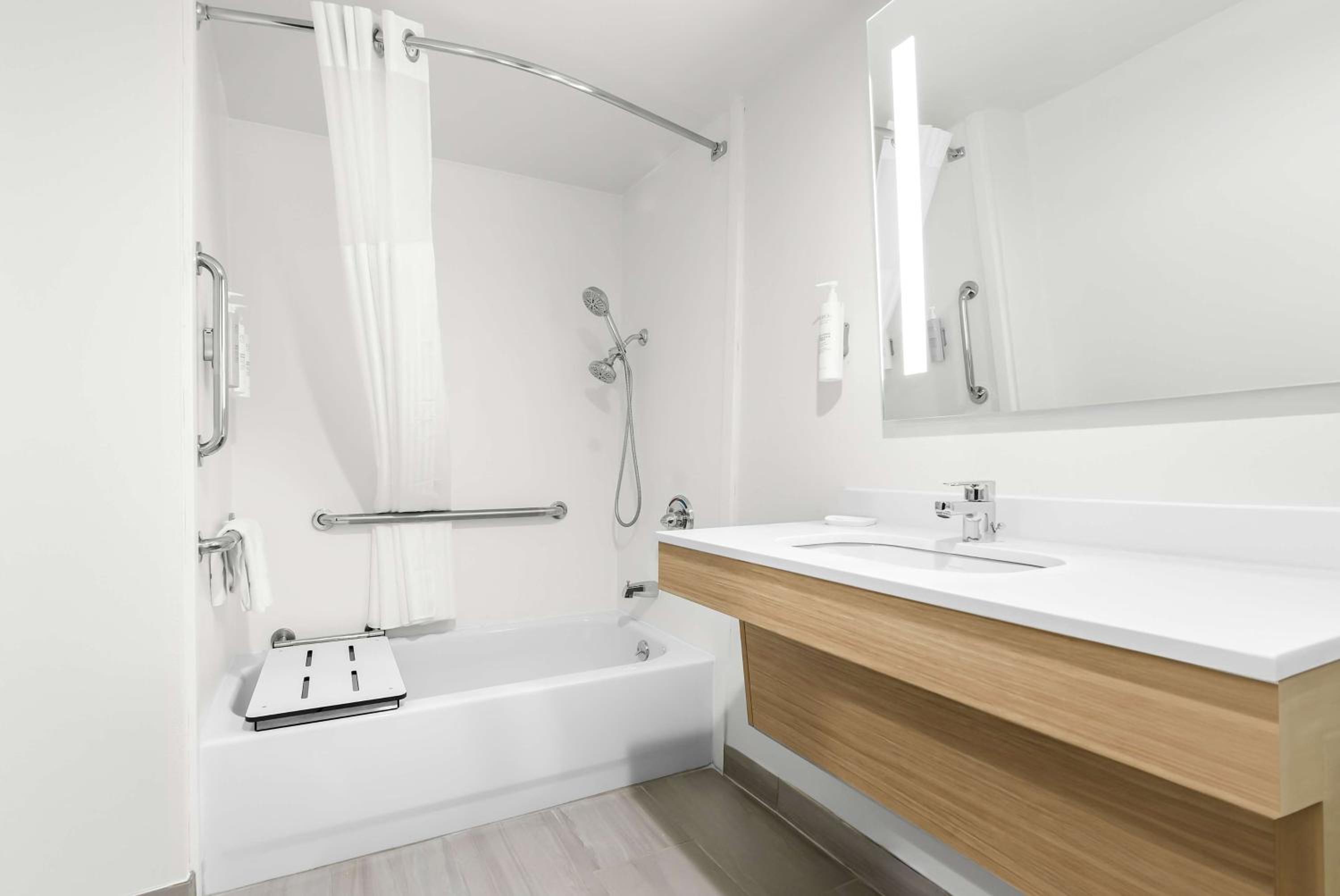 King Room with Bath Tub - Mobility/Hearing Access - Photo 3
