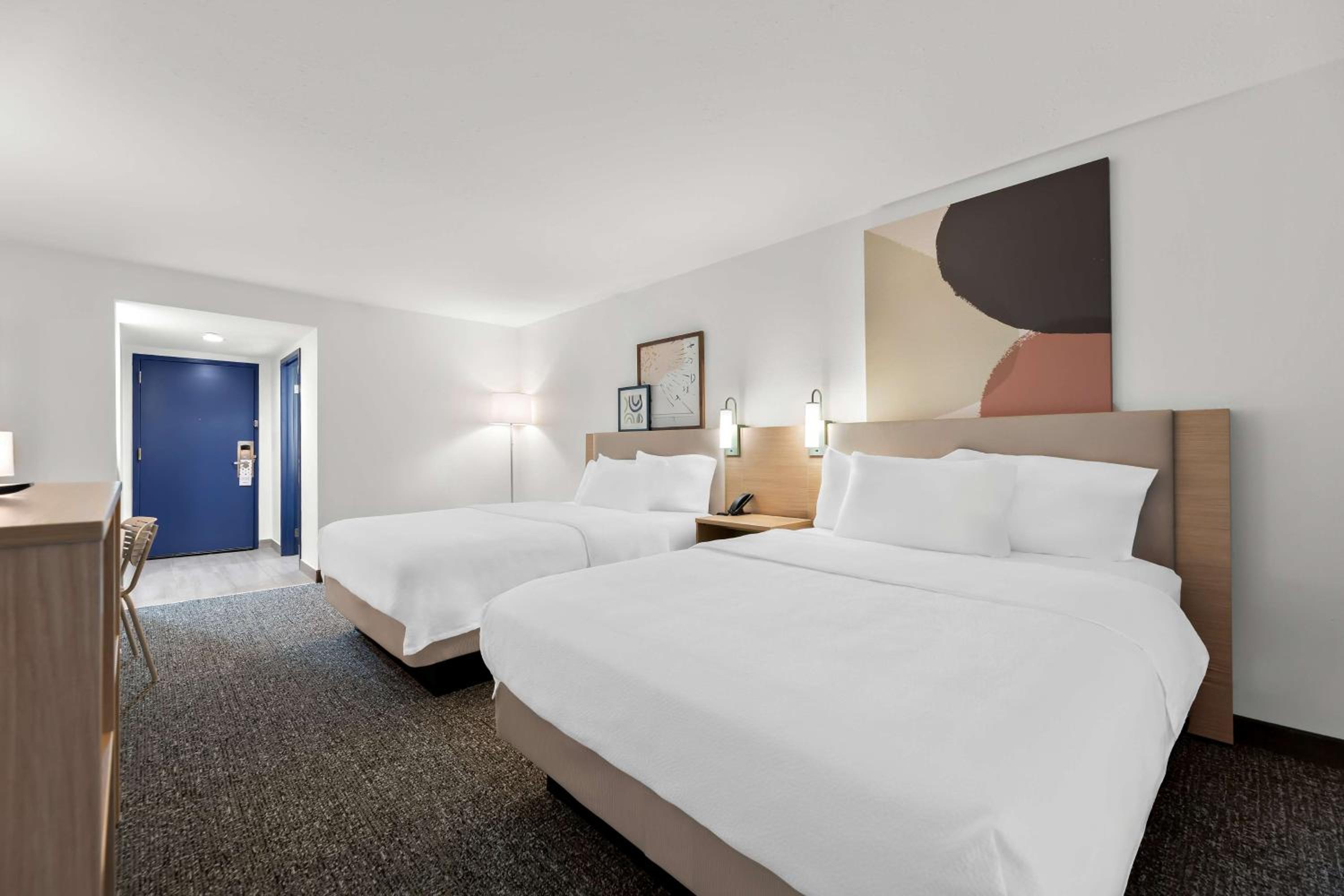 Queen Room with Two Queen Beds - Photo 4