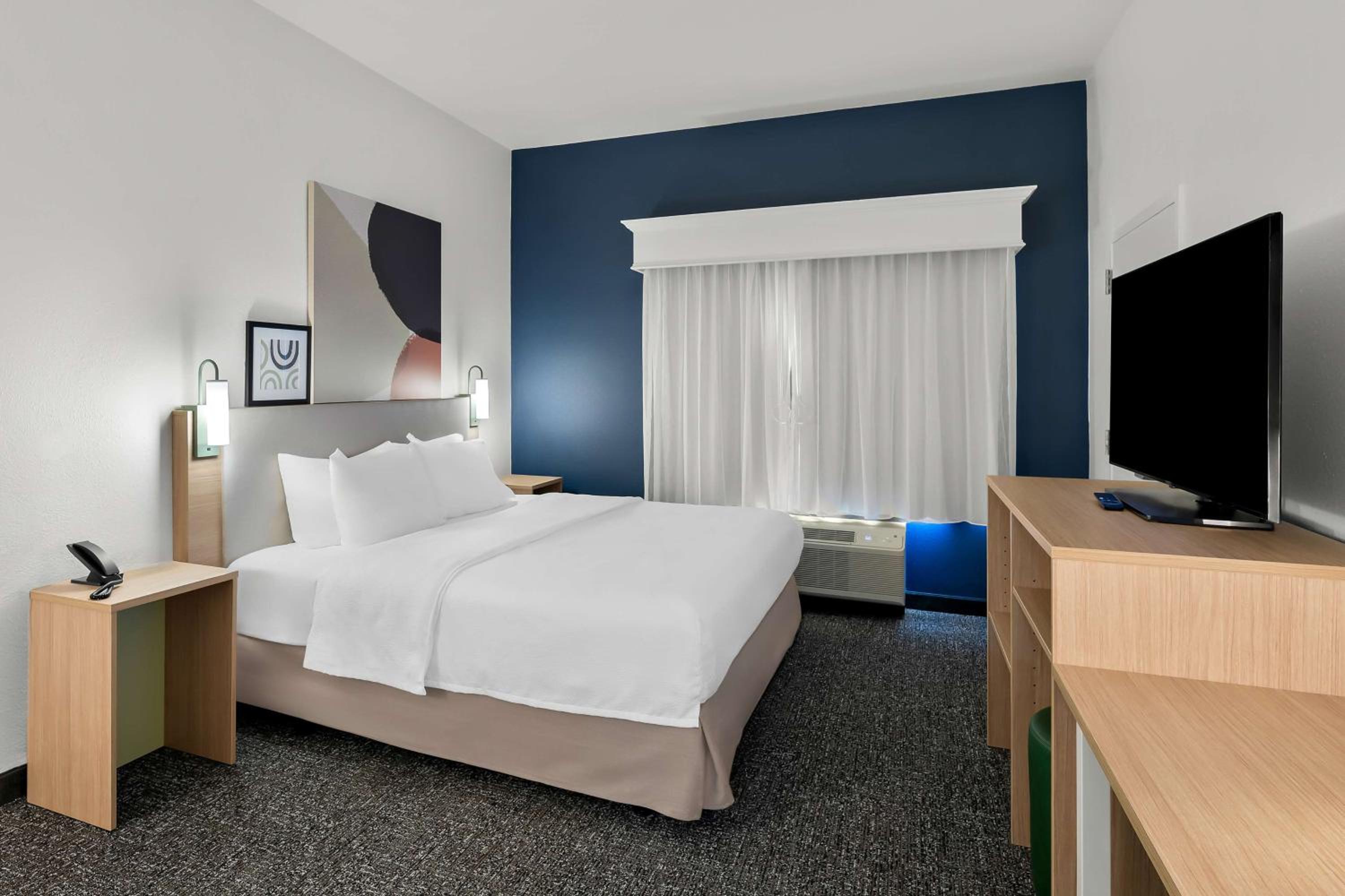 King Room with Bath Tub - Mobility/Hearing Access - Photo 4
