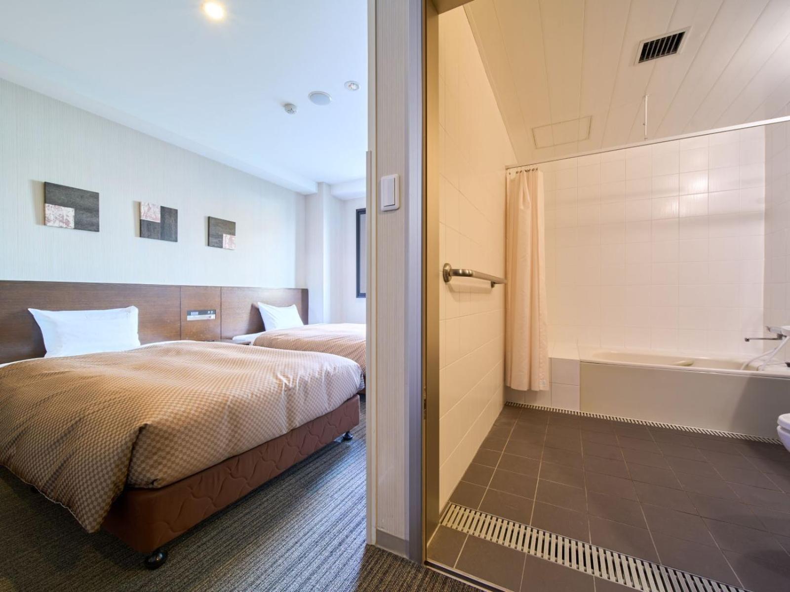 Universal Twin Room with Large Bathroom - Non-Smoking photo 3