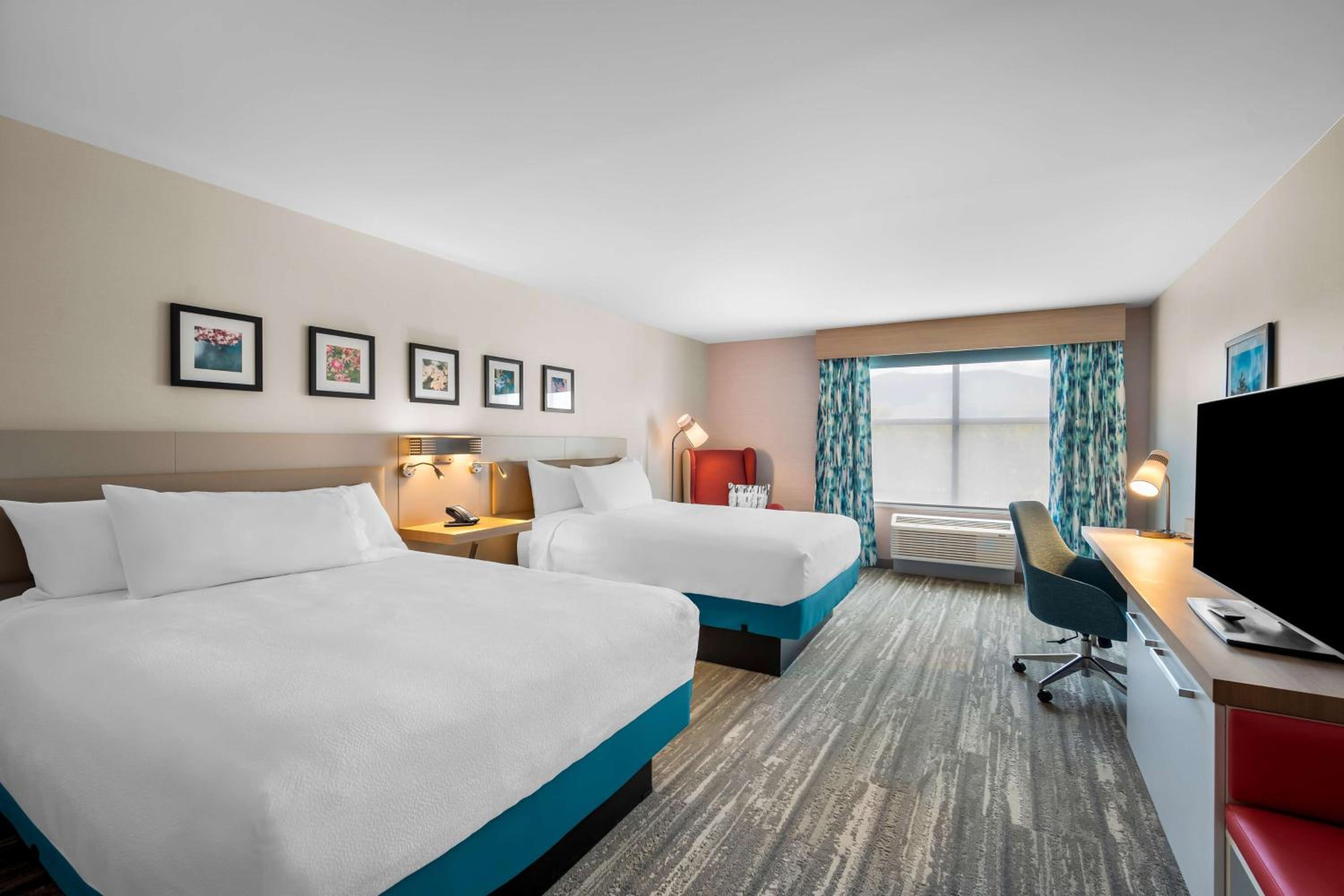Queen Room with Two Queen Beds and Mountain View - Photo 7