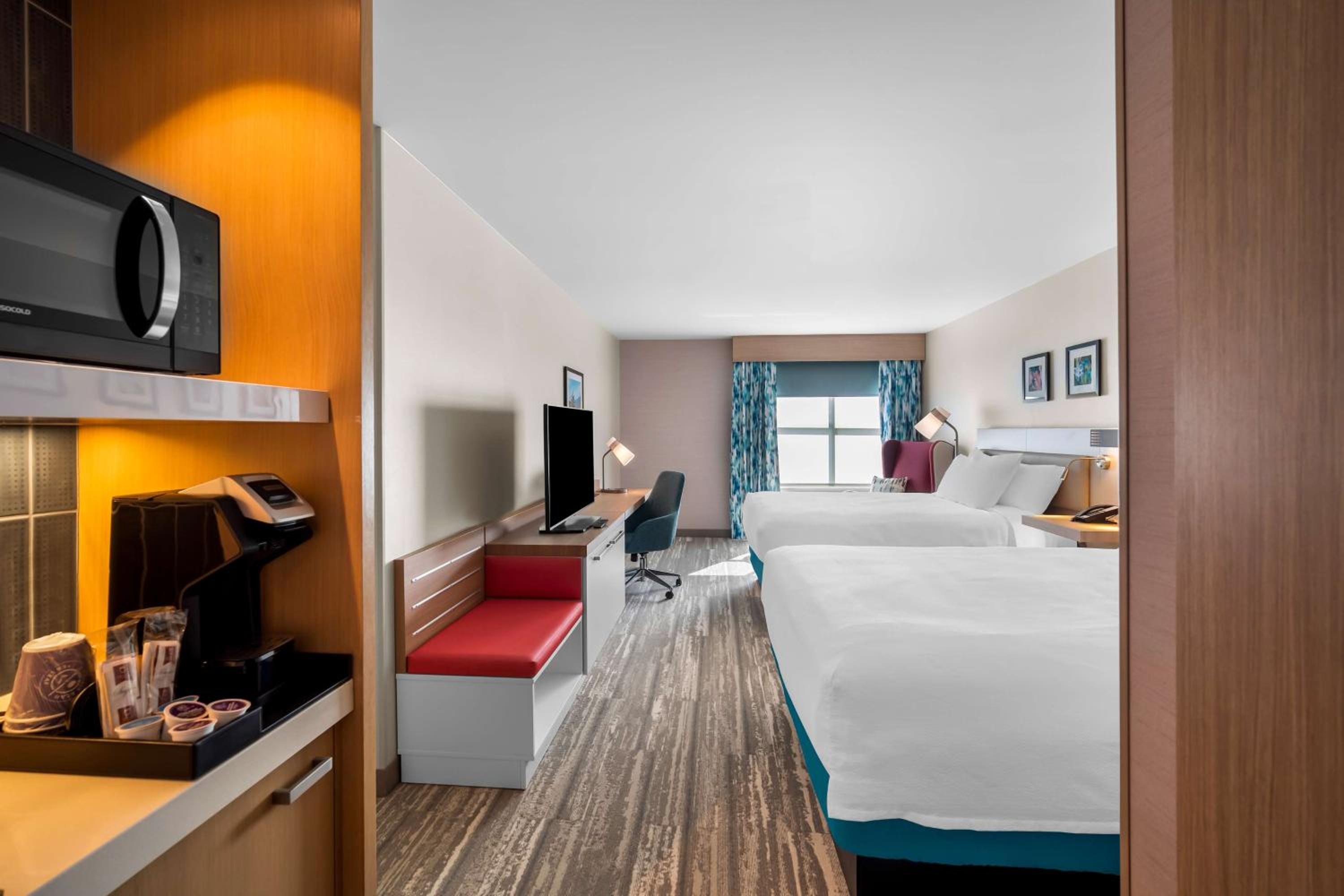 Queen Room with Two Queen Beds and Mountain View - Photo 5