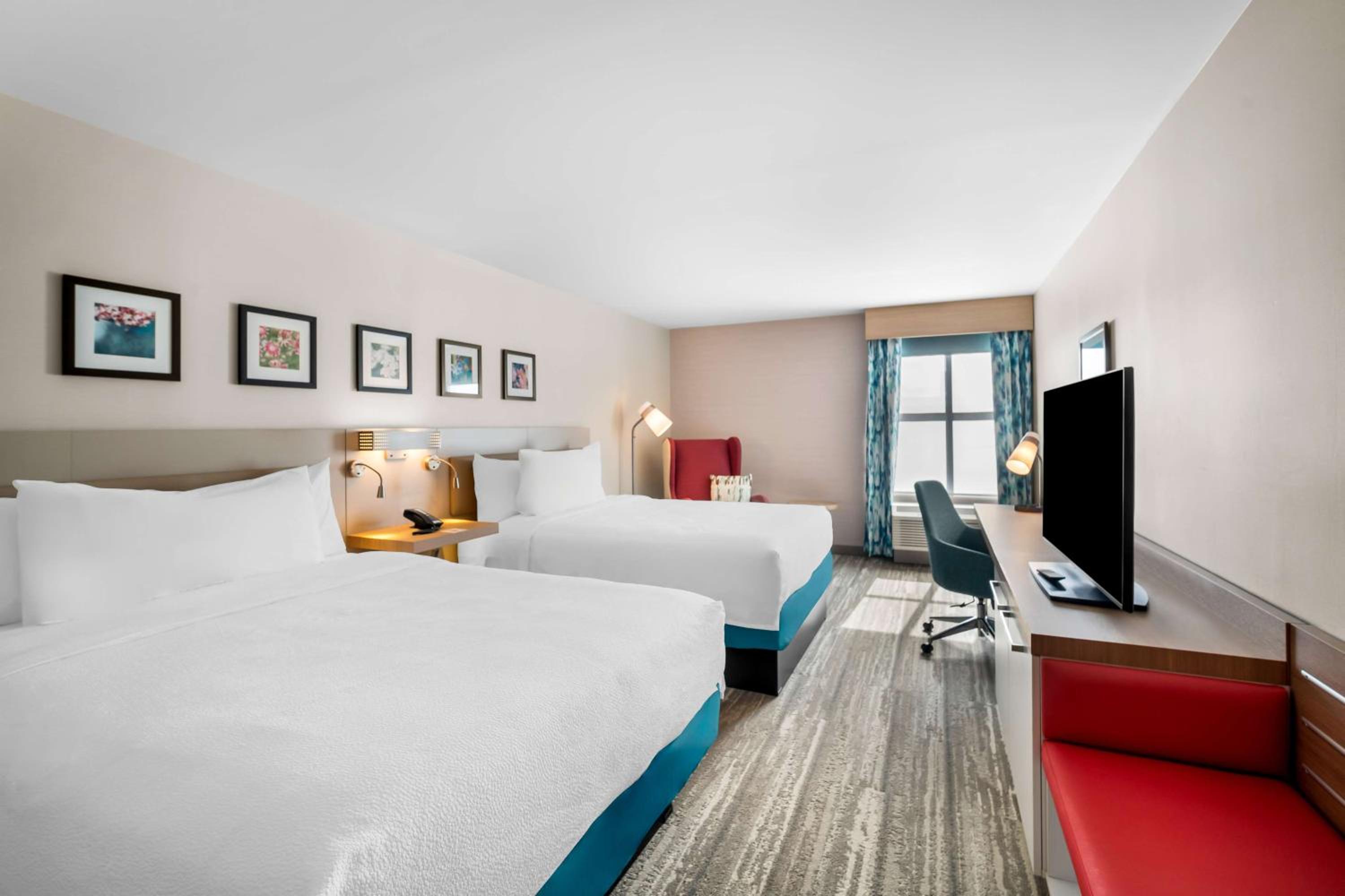 Queen Room with Two Queen Beds - Photo 2