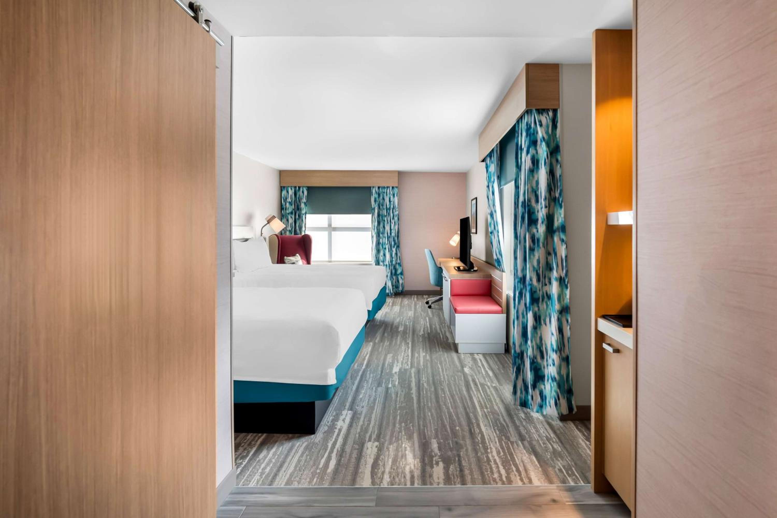 Queen Room with Two Queen Beds - Photo 5