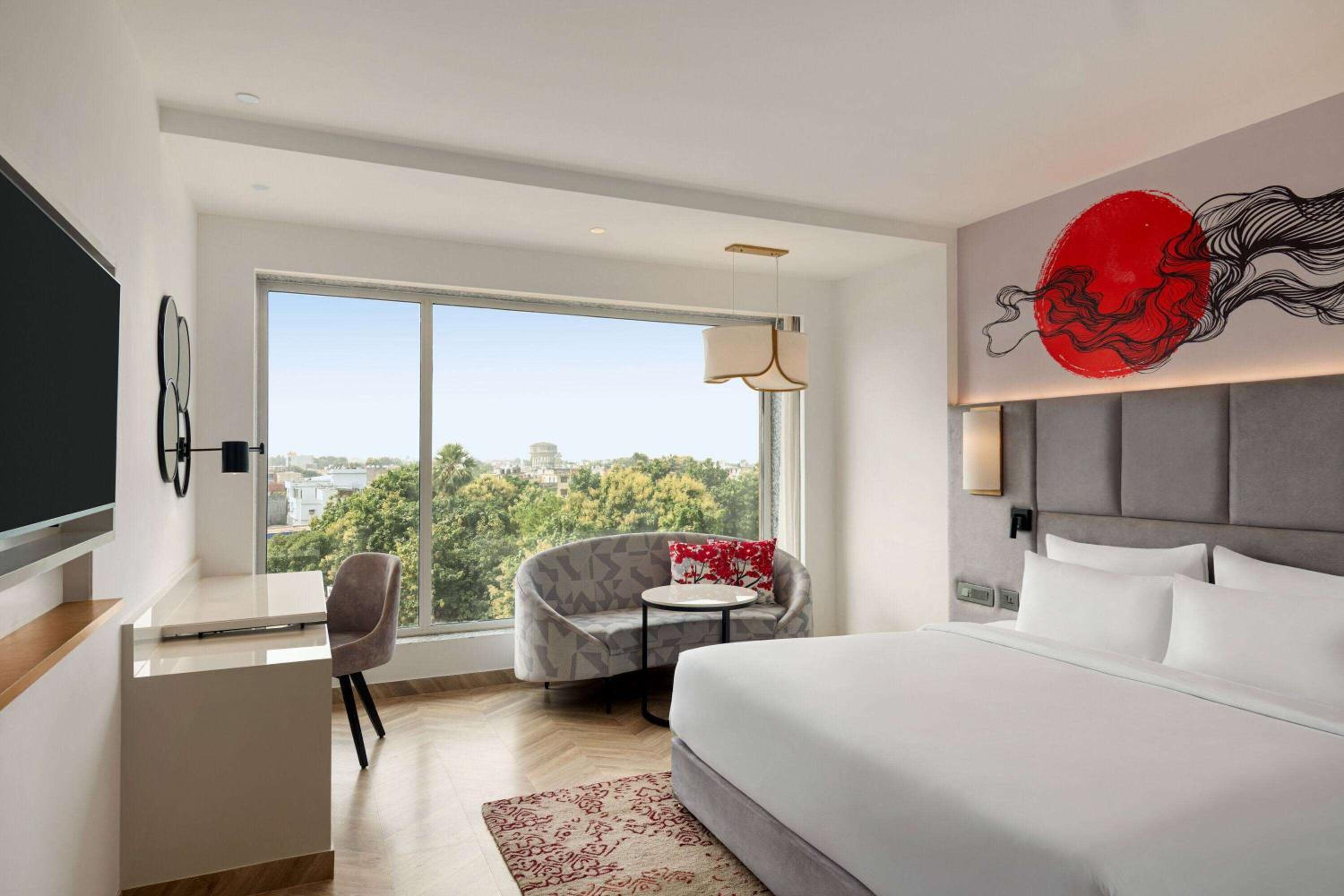 Deluxe King Room - Non-Smoking - Photo 2