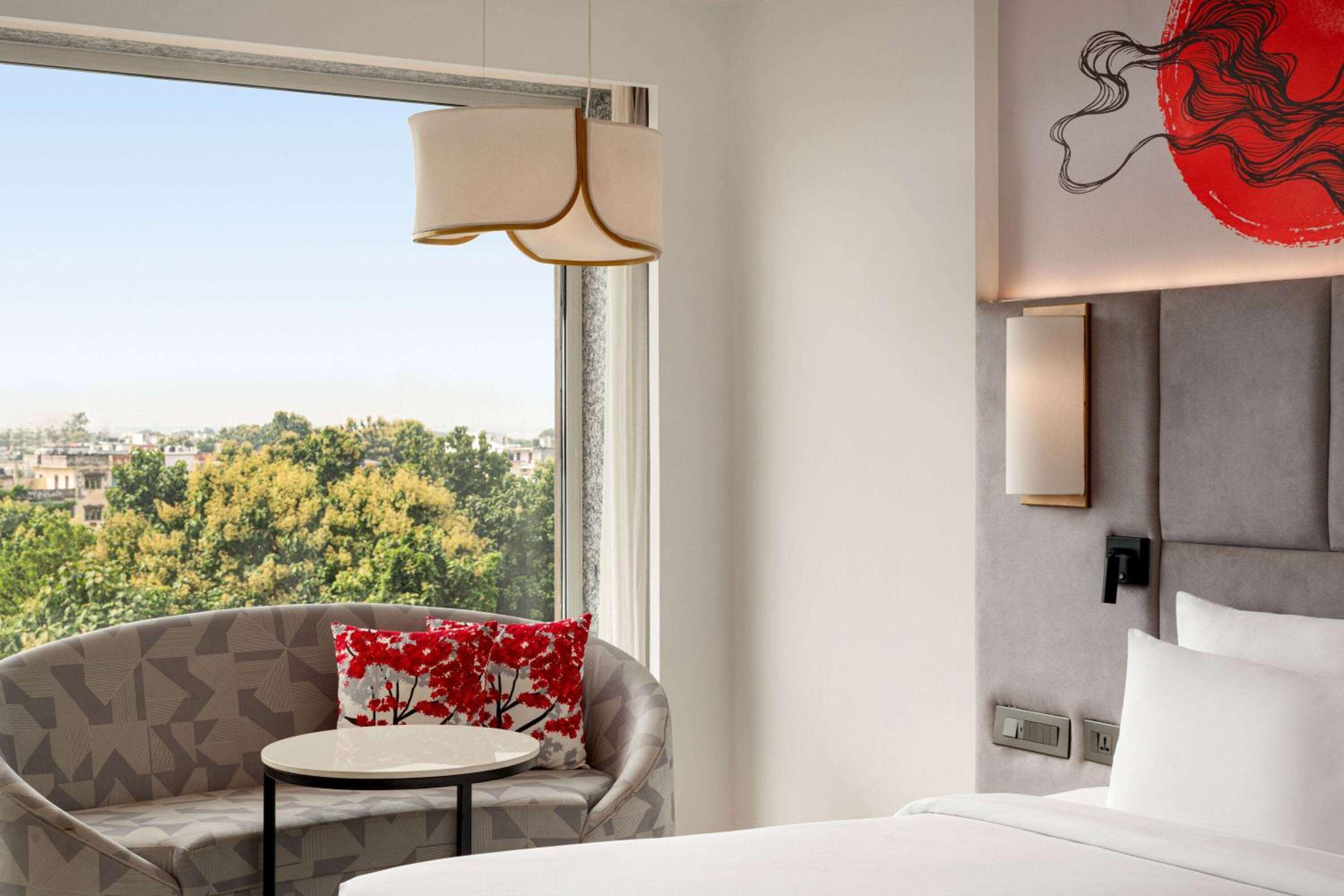 Deluxe King Room - Non-Smoking - Photo 6